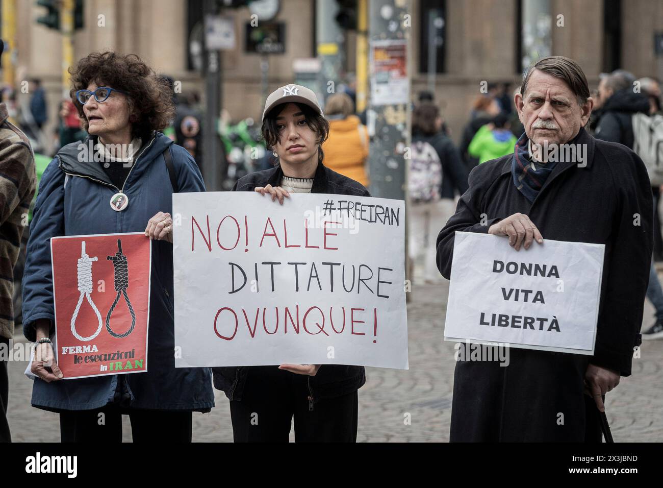 Milano, Italia. 27 aprile 2024. Presidio contro le esecuzioni in Iran, protesta contro l'esecuzione del rapper iraniano Tomaj condannato a morteMilano, Italia - Cronaca sabato, 27 aprile, 2024. (Foto di Marco Ottico/Lapresse) le vie di Milano via Ceresio Milano, Italia - News sabato 27 aprile 2024. (Foto di Marco otto/Lapresse) credito: LaPresse/Alamy Live News Foto Stock