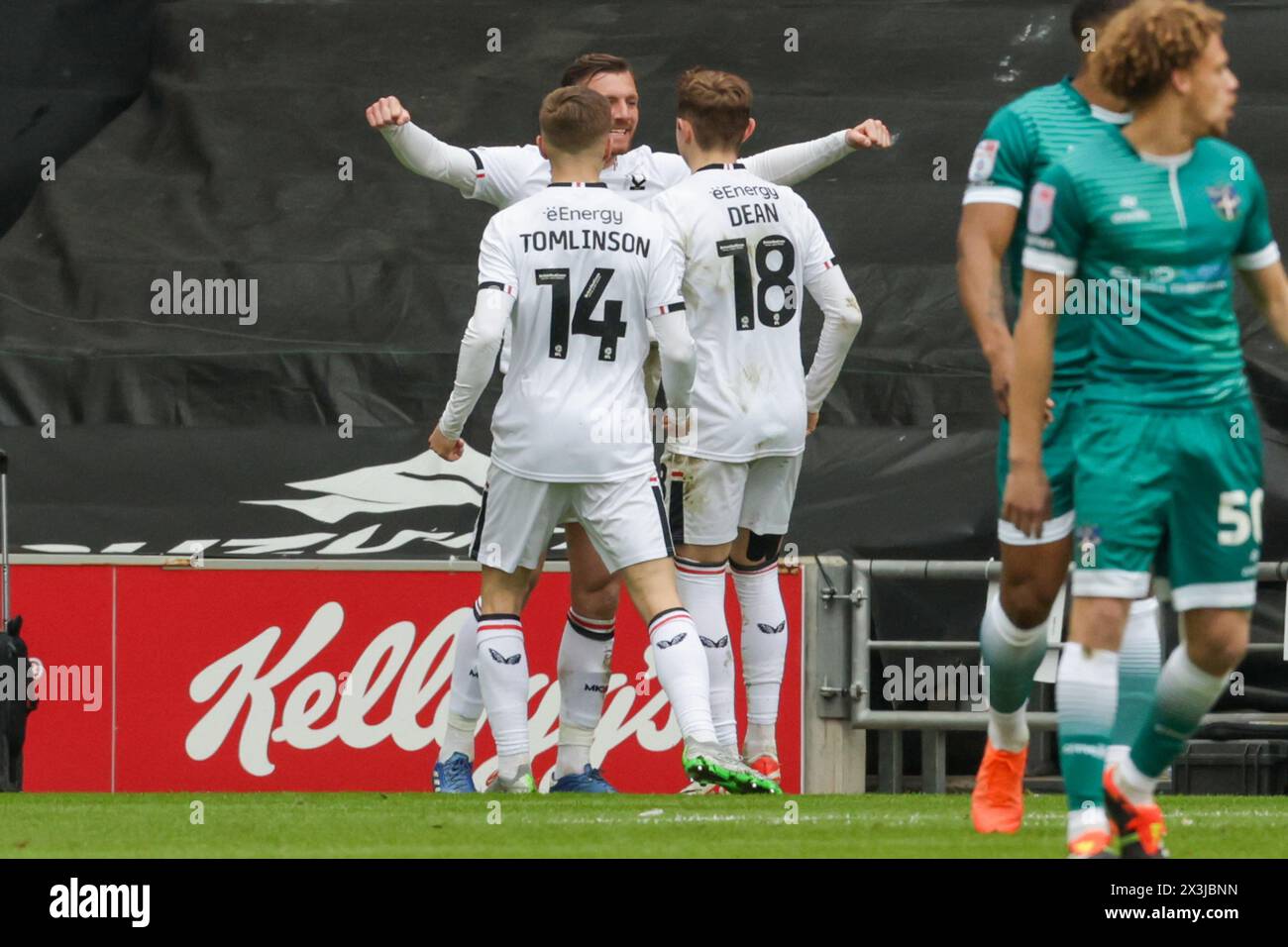 Il capitano Alex Gilbey festeggia dopo aver segnato per il Milton Keynes Dons, per estendere il proprio vantaggio facendolo 2-0 contro il Sutton United, durante la prima metà della partita di Sky Bet League 2 tra MK Dons e Sutton United allo Stadio MK, Milton Keynes, sabato 27 aprile 2024. (Foto: John Cripps | mi News) crediti: MI News & Sport /Alamy Live News Foto Stock