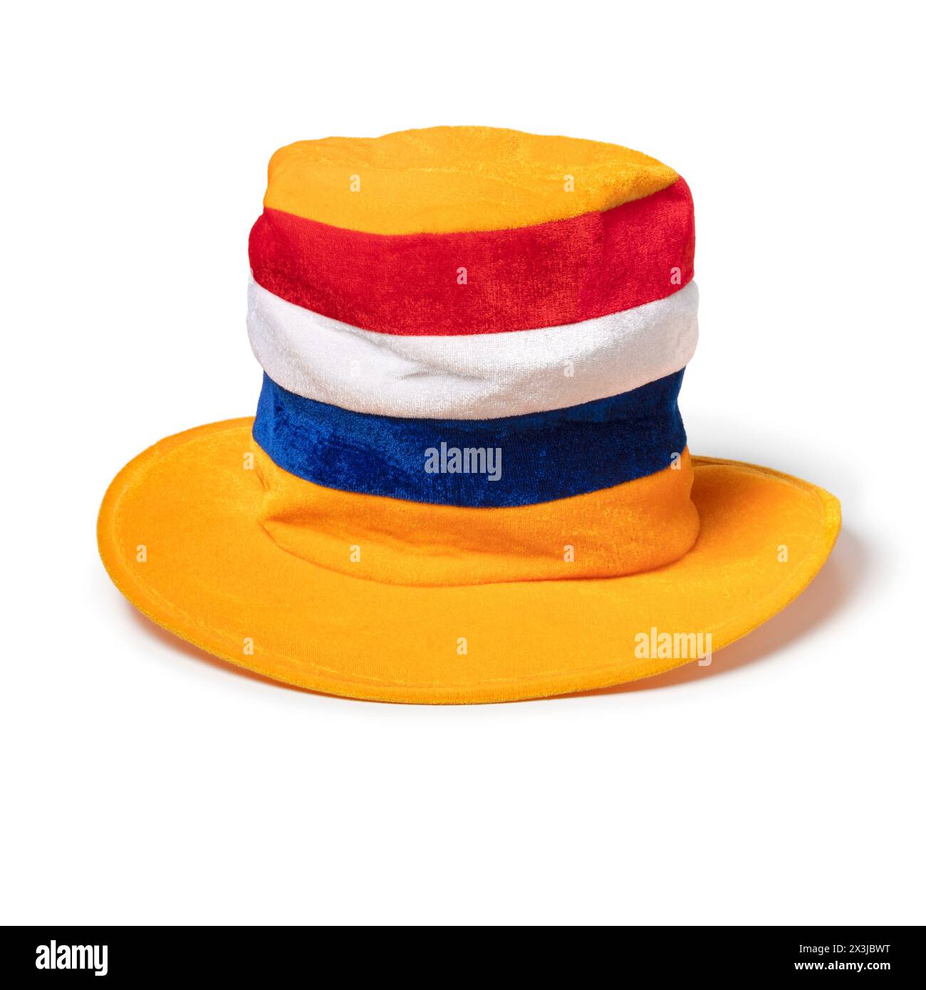 Tradizionale cappello festivo da giorno del re olandese su sfondo bianco da vicino Foto Stock