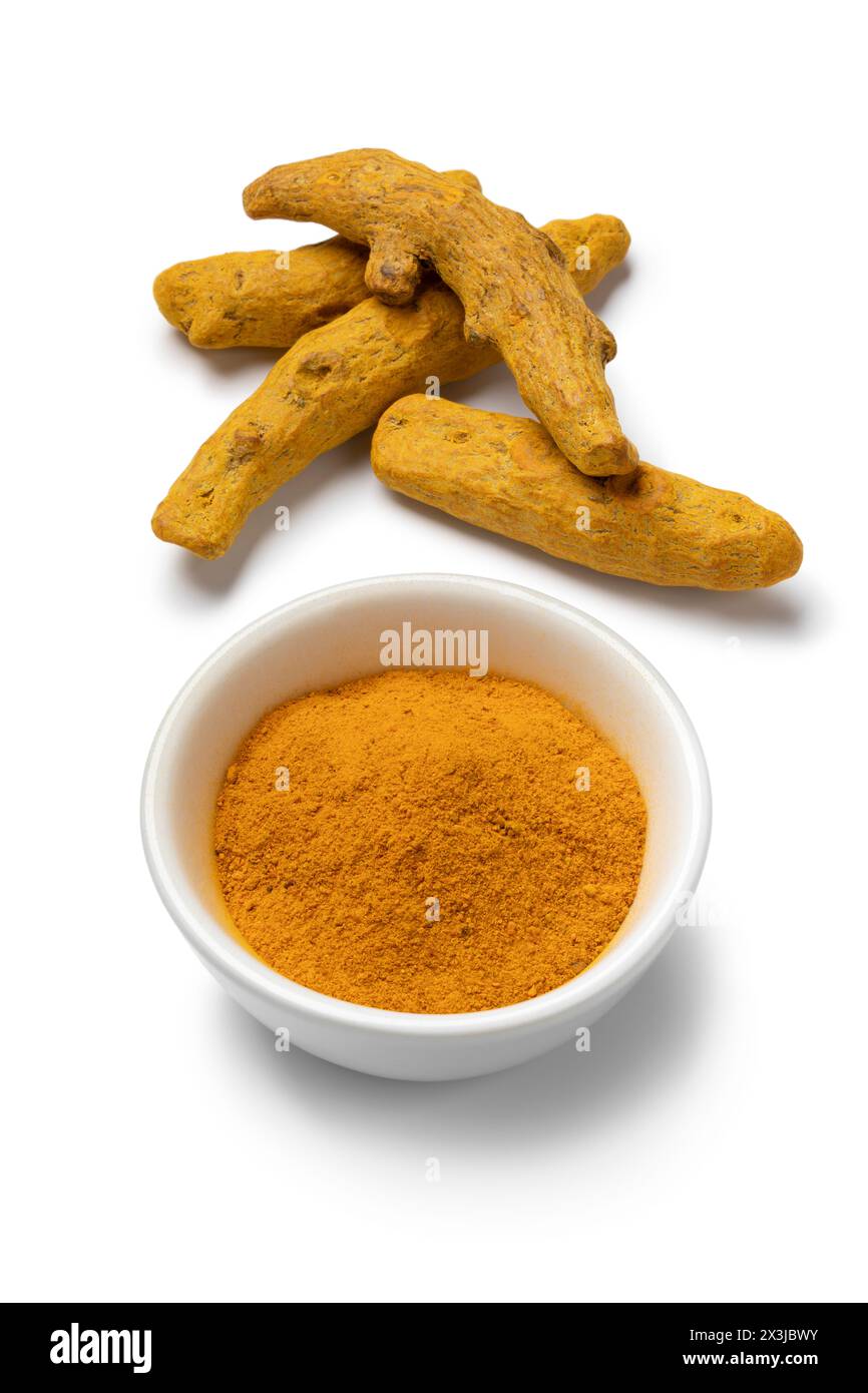 Curcuma essiccato e un recipiente con polvere di curcuma isolato su sfondo bianco Foto Stock