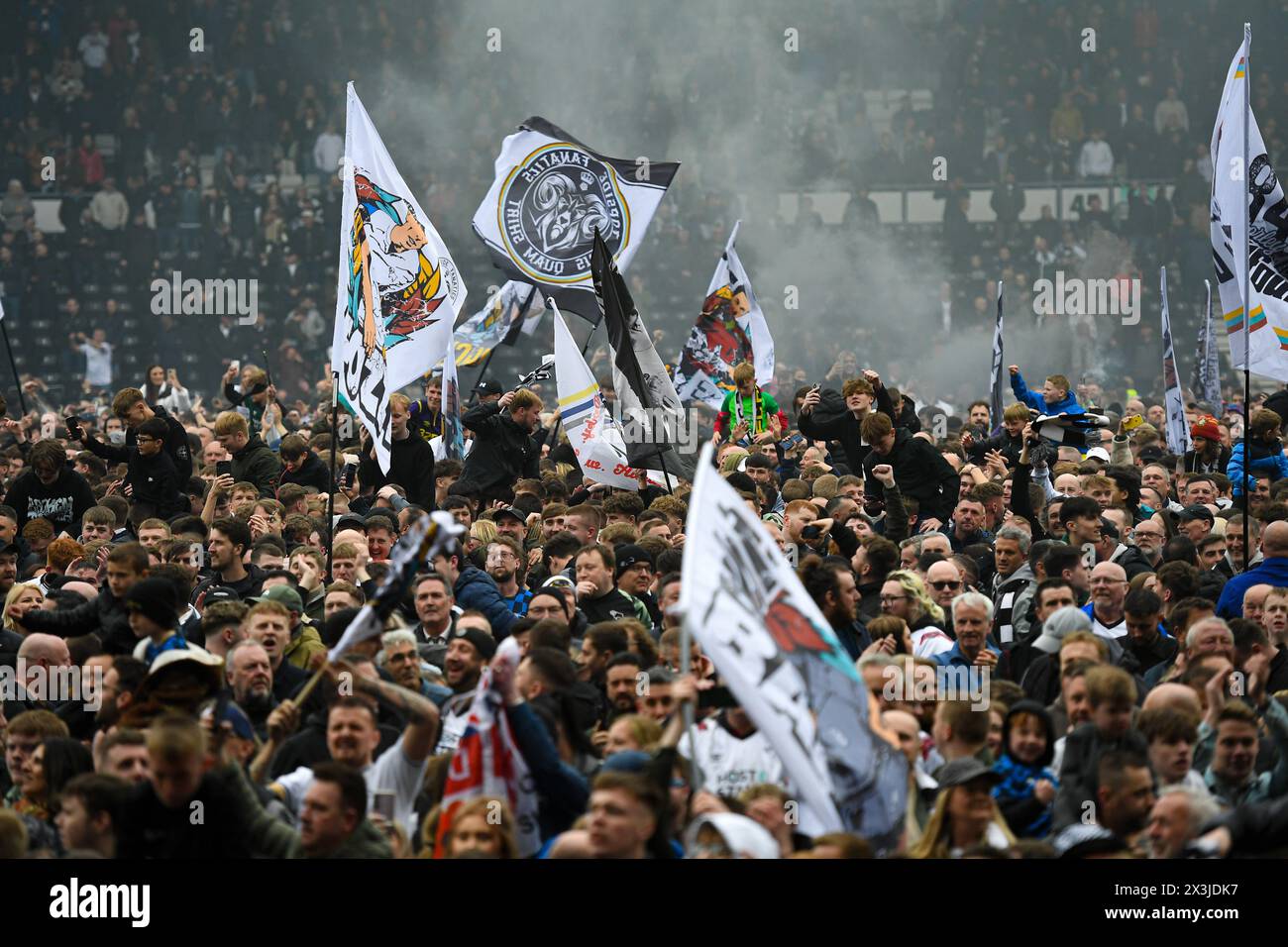 I sostenitori del Derby County invadono il campo dopo essersi assicurati la promozione al campionato EFL durante la partita Sky Bet League 1 tra Derby County e Carlisle United al Pride Park, Derby, sabato 27 aprile 2024. (Foto: Jon Hobley | mi News) crediti: MI News & Sport /Alamy Live News Foto Stock