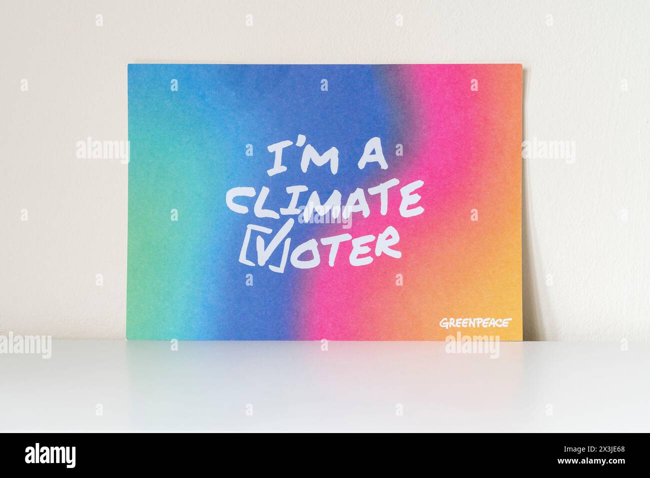Rainbow Colored i'm a climate voter notice Greenpeace / card / poster / cartello / cartello / cartello / cartello / cartello / cartello prima delle elezioni del Consiglio locale in Inghilterra giovedì 2 maggio 2024, esprimendo il sostegno alla protezione dell'ambiente Foto Stock