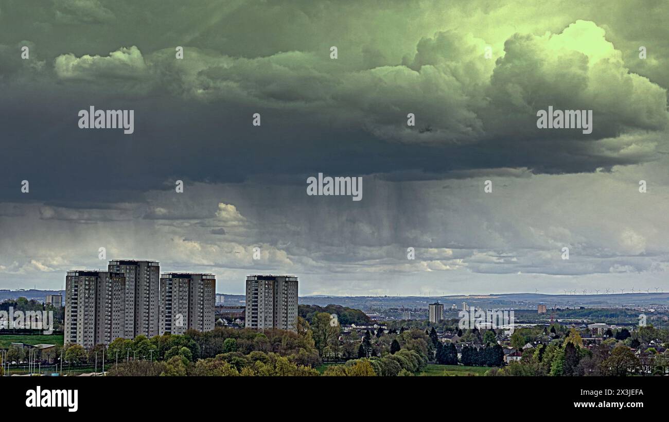 Glasgow, Scozia, Regno Unito. 27 aprile 2024: Regno Unito Meteo: Nube di funghi piovani formate da piogge provenienti da un raincloud scuro sopra l'estremità sud e ovest della città. Credit Gerard Ferry/Alamy Live News Foto Stock