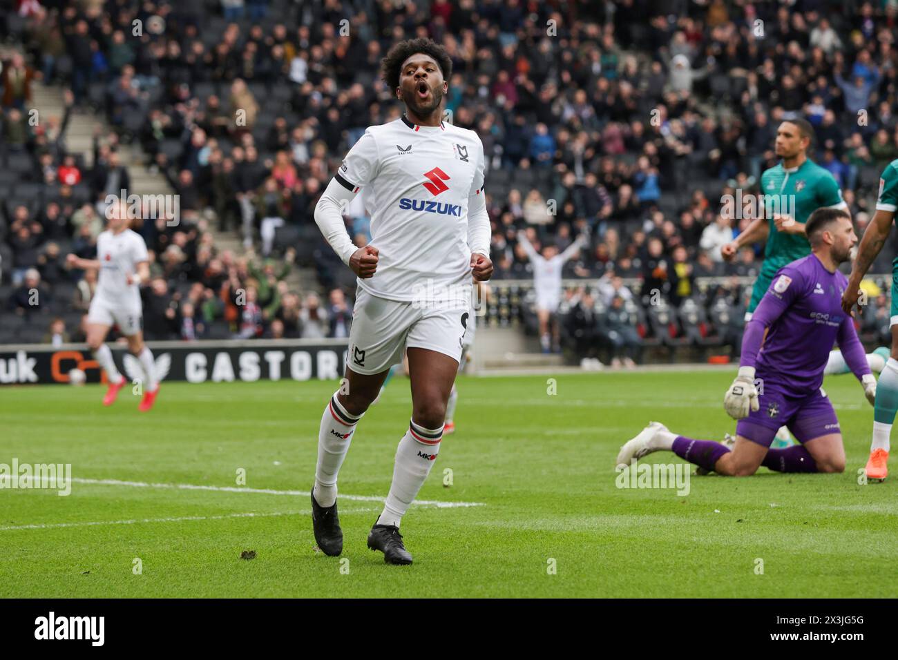 Ellis Harrison festeggia dopo aver segnato per il Milton Keynes Dons, per estendere il loro vantaggio facendolo 4 - 2 contro il Sutton United, durante la seconda metà della partita di Sky Bet League 2 tra MK Dons e Sutton United allo Stadio MK, Milton Keynes, sabato 27 aprile 2024. (Foto: John Cripps | mi News) crediti: MI News & Sport /Alamy Live News Foto Stock