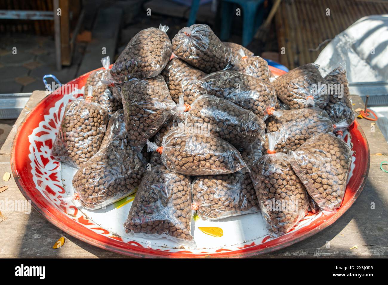 Mangime di pesce - pellet in piccoli sacchetti di plastica in vendita, Thailandia Foto Stock