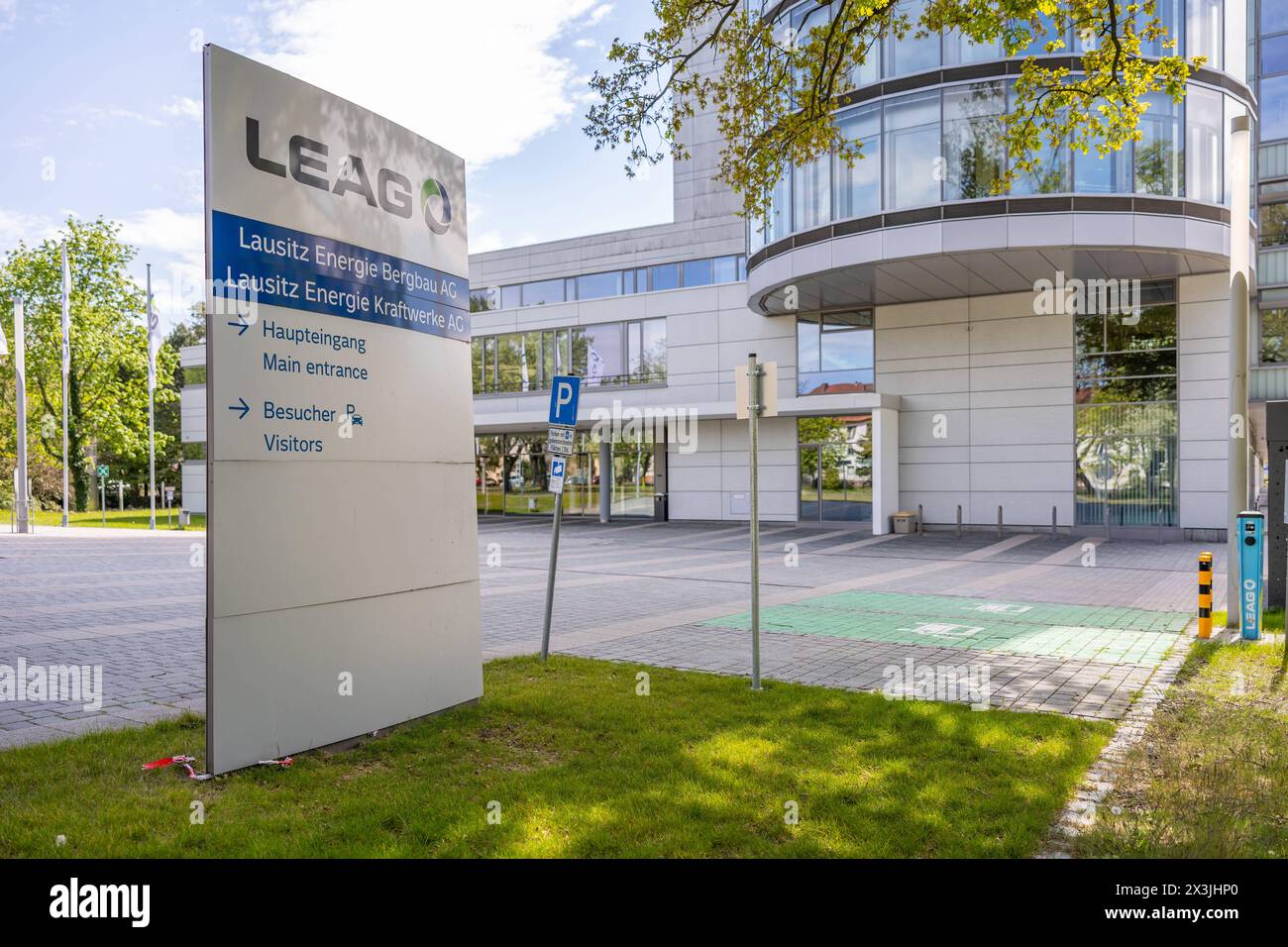 LEAG Lausitz energie Kraftwerke AG e Lausitz energie Bergbau AG a Cottbus. 27.04.2024 Cottbus, GER - Schild mit Logo und Hinweisen vor dem Haupteingang., Cottbus Brandenburg Deutschland, DEU LEAG *** LEAG Lausitz energie Kraftwerke AG e Lausitz energie Bergbau AG in Cottbus 27 04 2024 Cottbus, cartello GER con logo e istruzioni di fronte all'ingresso principale, Cottbus Brandeburgo Germania, DEU LEAG Foto Stock