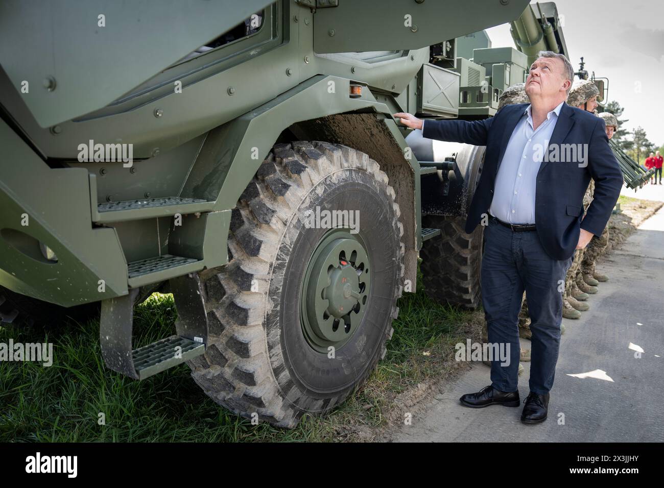 Danimarca. 27 aprile 2024. Il ministro degli Esteri danese Lars Loekke Rasmussen osserva una dimostrazione di obici Bohdana e viene introdotto all'equipaggiamento militare durante una visita a Leopoli in Ucraina, sabato 27 aprile 2024. Gli obici Bohdana sono prodotti in Ucraina. In Ucraina, i due ministri si incontreranno anche con i colleghi ucraini e, inoltre, verrà firmata una lettera di intenti, che assicurerà all'Ucraina donazioni danesi attraverso l'industria della difesa Ucraina. (Foto: Mads Claus Rasmussen/Scanpix 2024) credito: Ritzau/Alamy Live News Foto Stock