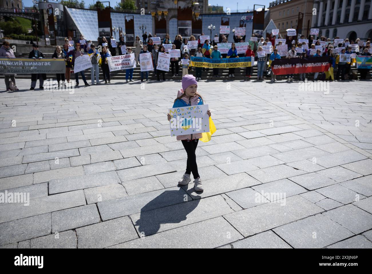 Kiev, Ucraina. 27 aprile 2024. Una ragazza ha un cartello che dice "il mio turno di abbracciare papà" mentre partecipa a una manifestazione che chiede l'istituzione di termini di smobilitazione, nella Piazza dell'indipendenza a Kiev. La gente si riunì per chiedere i termini di durata del servizio nell'esercito, di essere in prima linea, e di una rotazione equa. Le condizioni di smobilitazione non sono previste da una nuova legge sulla mobilitazione adottata dal Parlamento ucraino e firmata di recente dal Presidente Zelensky. (Foto di Oleksii Chumachenko/SOPA Images/Sipa USA) credito: SIPA USA/Alamy Live News Foto Stock