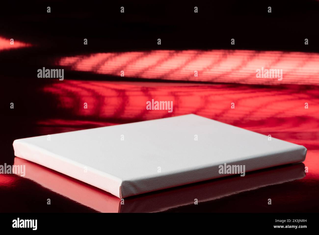 Tavolino rettangolare bianco su sfondo rosso riflettente Foto Stock