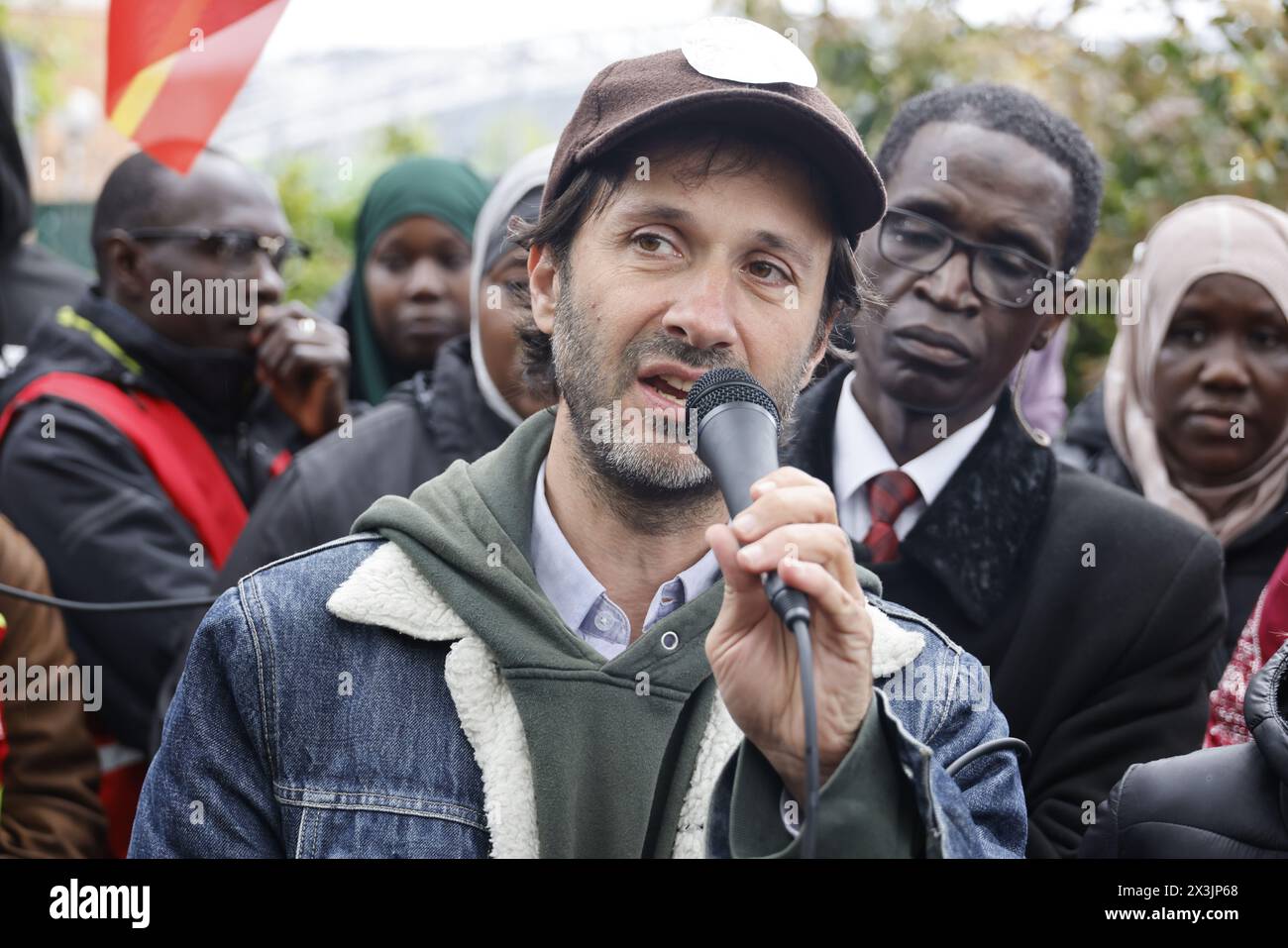 Parigi, Francia. 27 aprile 2024. Rally “riconoscimento e giustizia per Amara Dioumassy, la sua famiglia, e tutte le morti invisibili sul lavoro” sabato 27 aprile 2024, presso Square Albert Tournaire a Parigi, Francia. Amara Dioumassy, residente di Aubervilliers e operaio edile, morì il 16 giugno 2023 in un cantiere destinato a rendere la Senna più pulita per gli eventi di nuoto dei Giochi Olimpici del 2024. Foto Stock