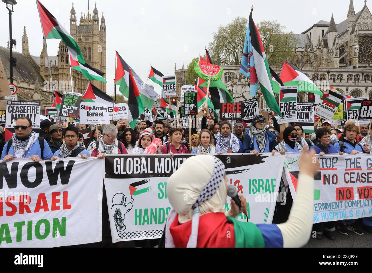 Londra, Regno Unito, 27 aprile 2024. La marcia nazionale per la Palestina ha attirato circa 100 000 persone, che marciavano dalla piazza del Parlamento a Hyde Park, chiedendo un cessate il fuoco a Gaza e di smettere di armare Israele. A guidare la marcia c'erano medici e parteciparono anche Michelle o'Neil, primo ministro dell'Irlanda del Nord e Stephen Kapos, un sopravvissuto all'olocausto e la sua famiglia. Credito : Monica Wells/Alamy Live News Foto Stock