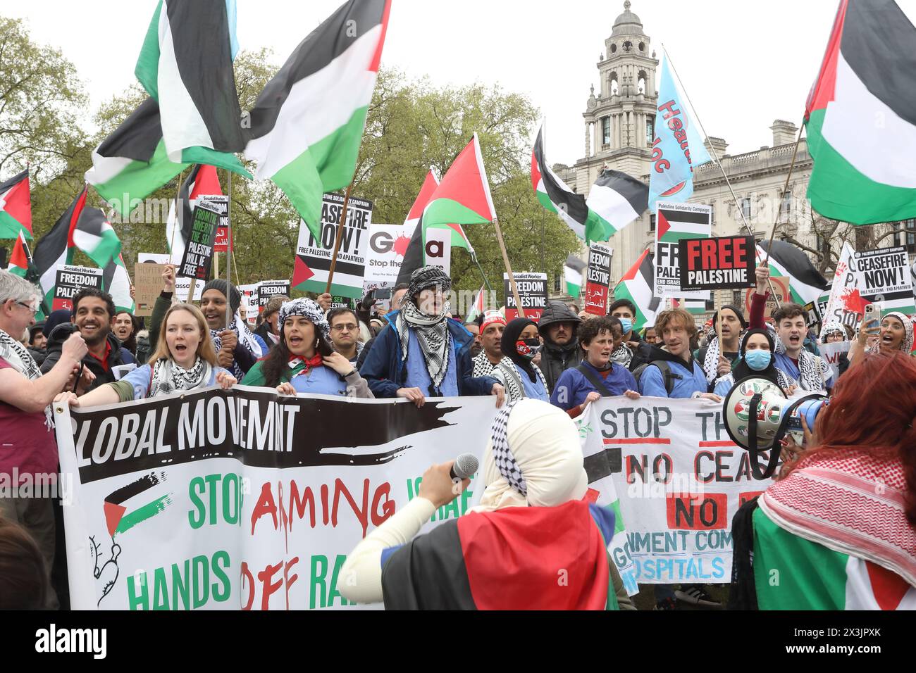 Londra, Regno Unito, 27 aprile 2024. La marcia nazionale per la Palestina ha attirato circa 100 000 persone, che marciavano dalla piazza del Parlamento a Hyde Park, chiedendo un cessate il fuoco a Gaza e di smettere di armare Israele. A guidare la marcia c'erano medici e parteciparono anche Michelle o'Neil, primo ministro dell'Irlanda del Nord e Stephen Kapos, un sopravvissuto all'olocausto e la sua famiglia. Credito : Monica Wells/Alamy Live News Foto Stock