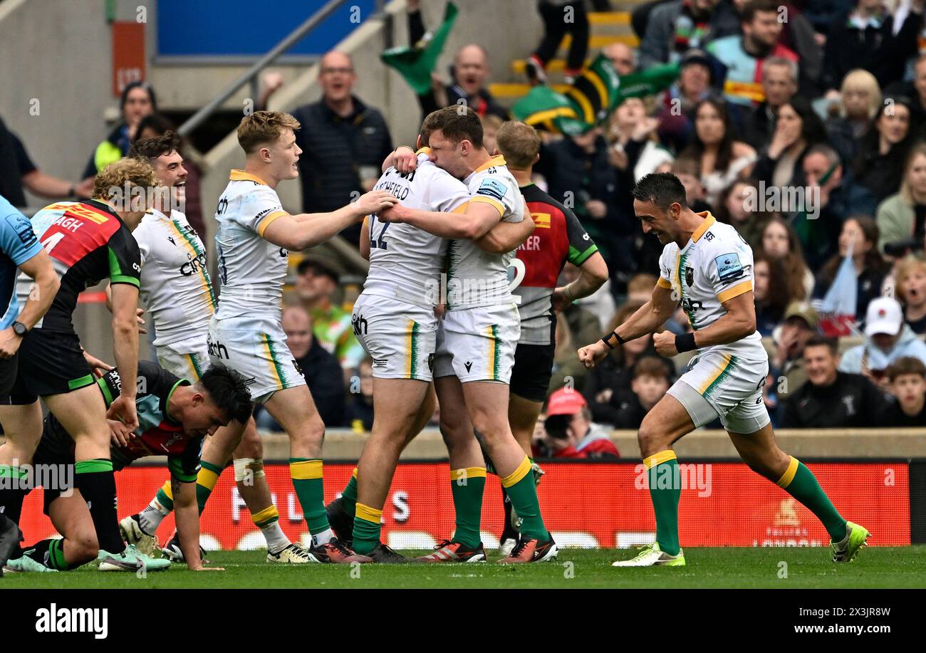 Twickenham, Regno Unito. 27 aprile 2024. Premiership Rugby. Harlequins V Northampton Saints. Stadio di Twickenham. Twickenham. Alex Mitchell (Northampton, destra) festeggia dopo che Tom Litchfield (Northampton, 12) ha segnato una meta a Northampton durante la partita di rugby Harlequins V Northampton Saints Gallagher Premiership. Il grande calcio d'inizio estivo. Crediti: Sport in foto/Alamy Live News Foto Stock