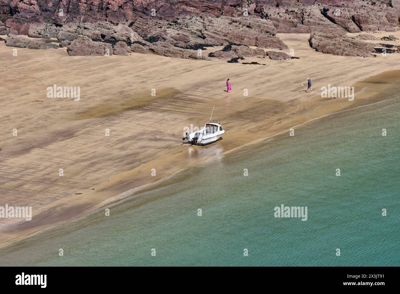 Barca sbarcata a Watwick Bay, St Ann's Head, Pembrokeshire, Galles Foto Stock