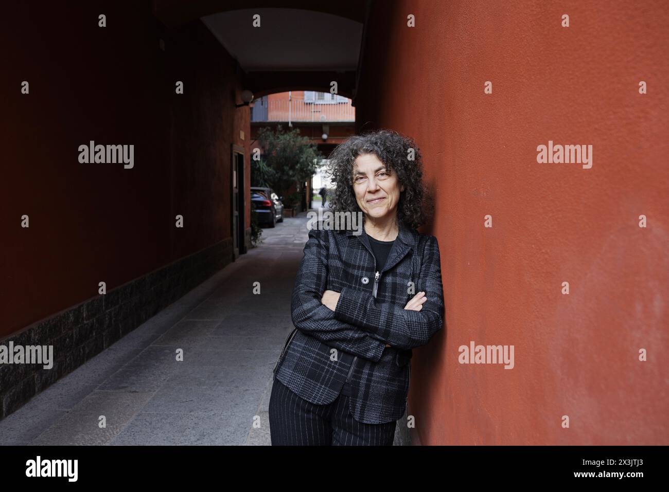 Ritratto di Maria Grazia Calandrone nel cortile di Viale Monza dove i suoi genitori vivevano all'inizio degli anni '1960 a Milano. 21/02/2024 ©Isabella De Maddalena/opale.Photo Foto Stock