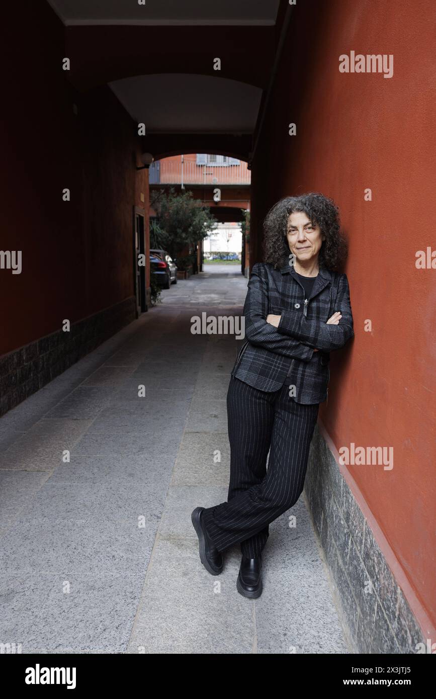 Ritratto di Maria Grazia Calandrone nel cortile di Viale Monza dove i suoi genitori vivevano all'inizio degli anni '1960 a Milano. 21/02/2024 ©Isabella De Maddalena/opale.Photo Foto Stock