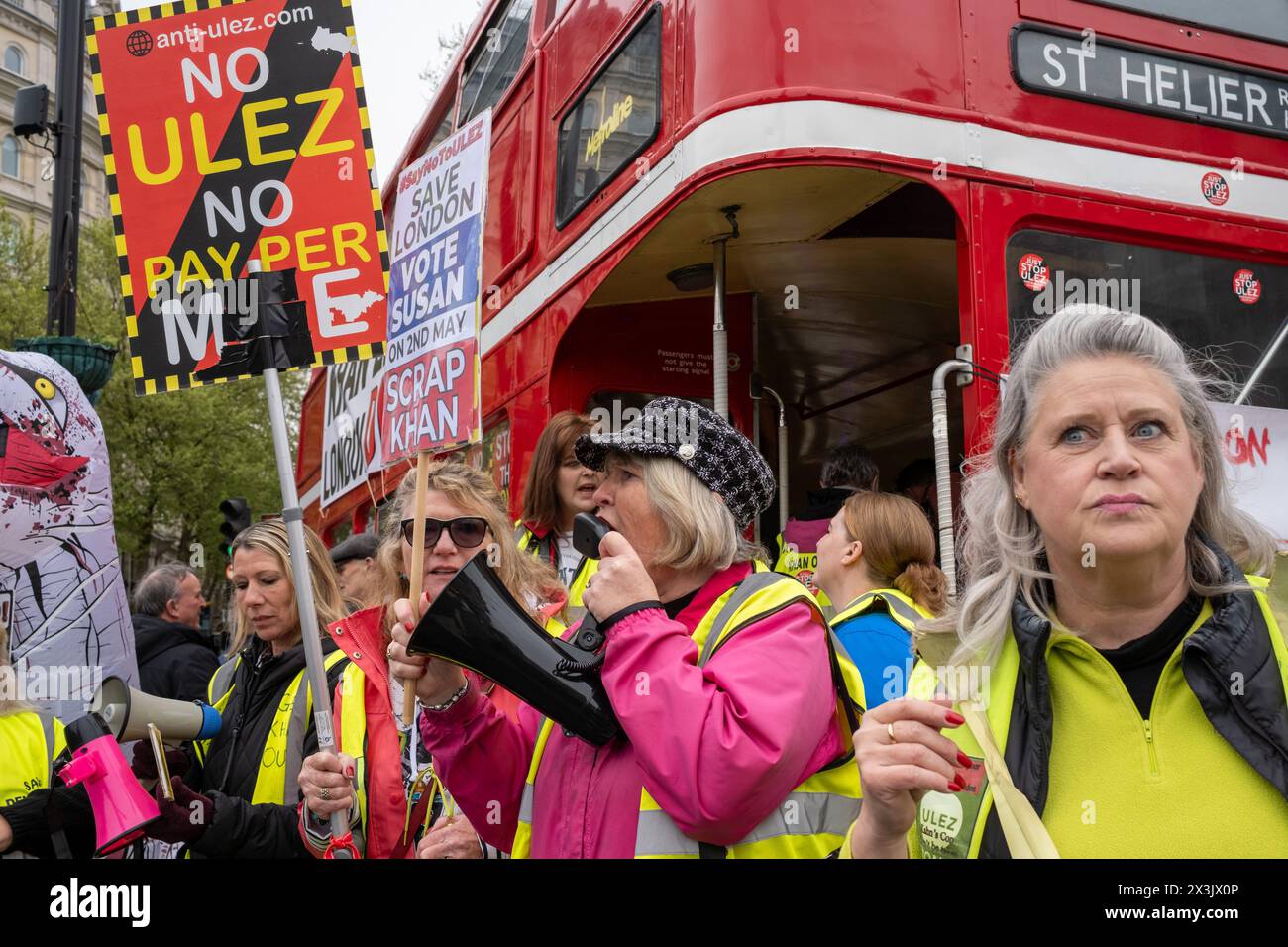 Londra, Regno Unito, 27 aprile 2024. A meno di una settimana dalle elezioni del Mayoral di Londra si tiene una manifestazione anti-ULEZ a Trafalgar Square a Londra. I manifestanti ritengono l'attuale sindaco Sadiq Khan responsabile dell'introduzione della controversa zona a bassissima emissione. Il sistema ULEZ addebita automaticamente £ 12,50 a qualsiasi veicolo classificato come inquinante e che guida all'interno dell'autostrada M25. Il mancato pagamento dell'addebito può comportare multe che vanno da £90 a £250. Foto Stock