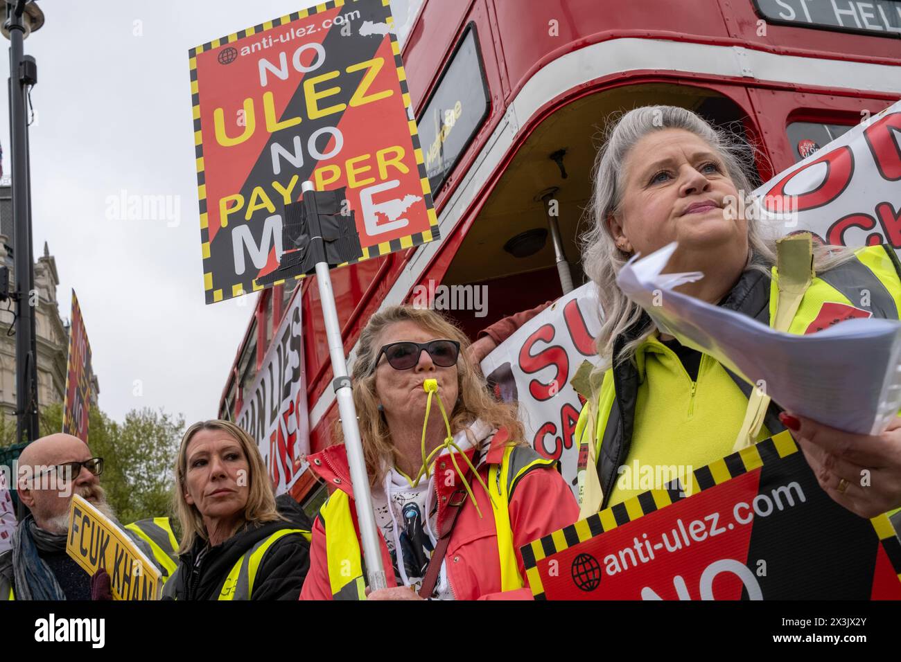Londra, Regno Unito, 27 aprile 2024. A meno di una settimana dalle elezioni del Mayoral di Londra si tiene una manifestazione anti-ULEZ a Trafalgar Square a Londra. I manifestanti ritengono l'attuale sindaco Sadiq Khan responsabile dell'introduzione della controversa zona a bassissima emissione. Il sistema ULEZ addebita automaticamente £ 12,50 a qualsiasi veicolo classificato come inquinante e che guida all'interno dell'autostrada M25. Il mancato pagamento dell'addebito può comportare multe che vanno da £90 a £250. Foto Stock