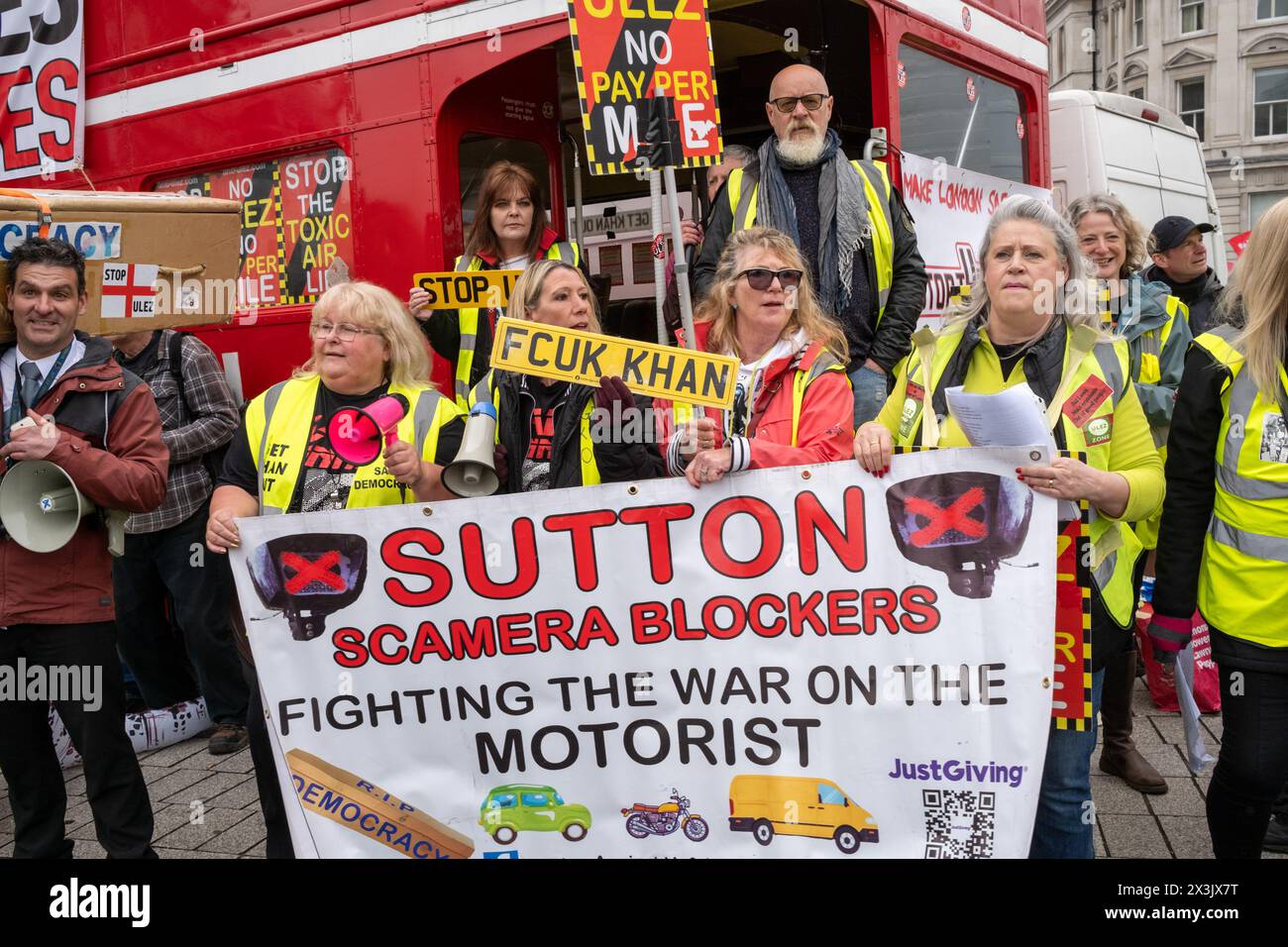 Londra, Regno Unito, 27 aprile 2024. A meno di una settimana dalle elezioni del Mayoral di Londra si tiene una manifestazione anti-ULEZ a Trafalgar Square a Londra. I manifestanti ritengono l'attuale sindaco Sadiq Khan responsabile dell'introduzione della controversa zona a bassissima emissione. Il sistema ULEZ addebita automaticamente £ 12,50 a qualsiasi veicolo classificato come inquinante e che guida all'interno dell'autostrada M25. Il mancato pagamento dell'addebito può comportare multe che vanno da £90 a £250. Foto Stock