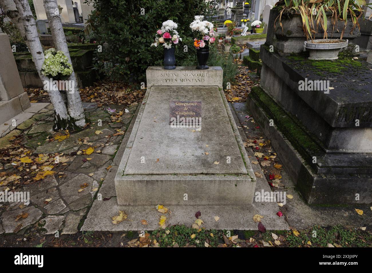 Parigi, Francia, 11 novembre 2023. La tomba del cantante e attore francese di origine italiana Yves Montand (Ivo Livi, 1921-1991) e dell'attrice e scrittrice francese Simone Signoret (Simone-Henriette-Charlotte Kaminker 1921-1985) nella 44a divisione del cimitero di Pere-Lachaise. ©Isabella De Maddalena/opale.Photo Foto Stock