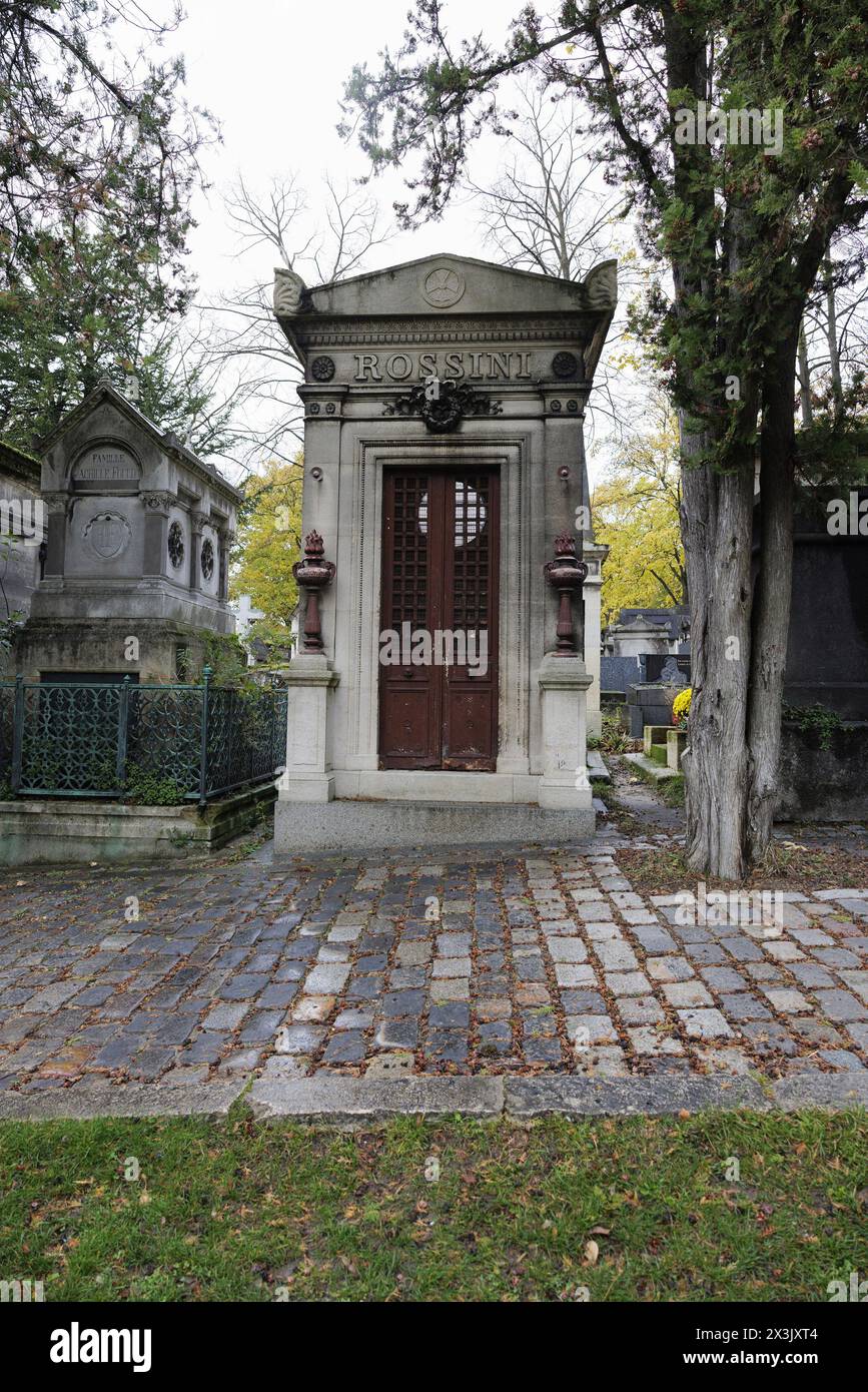 Parigi, Francia, 11 novembre 2023. La tomba del compositore italiano Gioachino Rossini (1792-1868) nella quarta divisione del cimitero di Pere-Lachaise. ©Isabella De Maddalena/opale.Photo Foto Stock