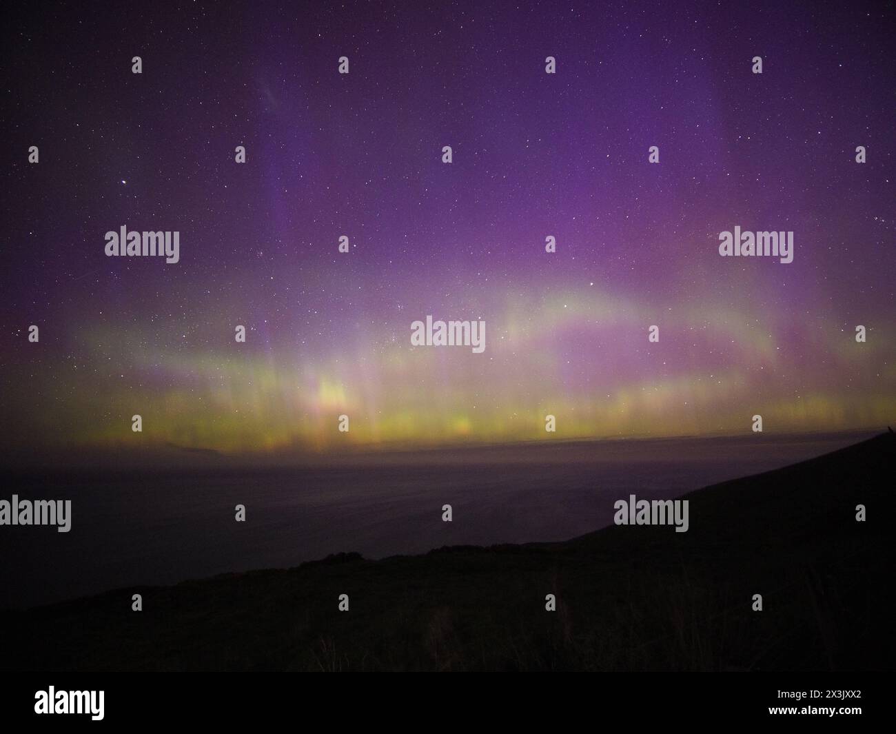 Aurora Australis al buio con silhouette in primo piano. Foto Stock