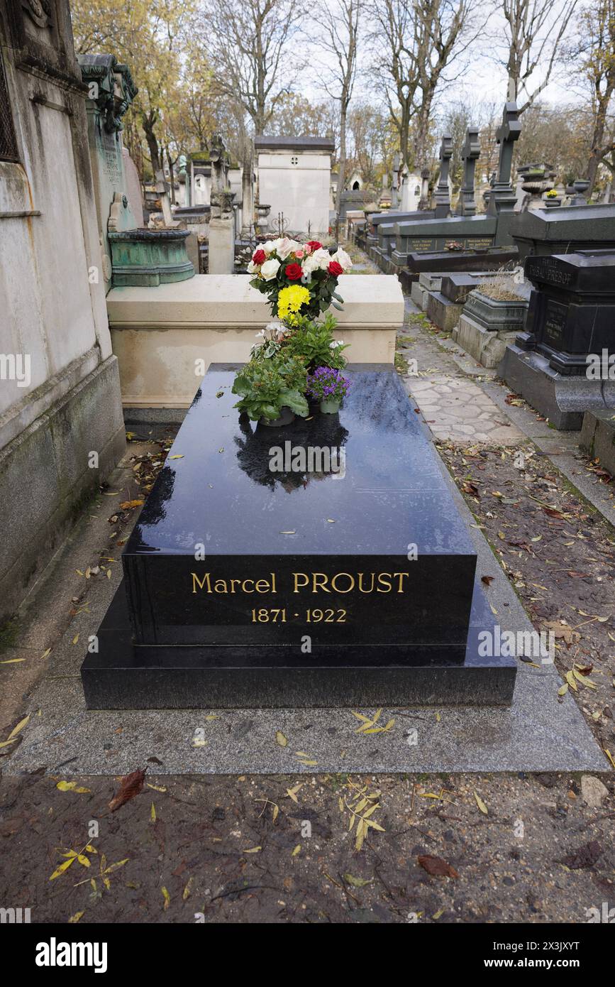 Parigi, Francia, 11 novembre 2023. La tomba dello scrittore, critico letterario e saggista francese Marcel Proust (Valentin Louis Georges Eugene Marcel Proust, 1871-1922), nella 85a divisione del cimitero di Pere-Lachaise. ©Isabella De Maddalena/opale.Photo Foto Stock Parigi, Francia, 11 novembre 2023. La tomba dello scrittore, critico letterario e saggista francese Marcel Proust (Valentin Louis Georges Eugene Marcel Proust, 1871-1922), nella 85a divisione del cimitero di Pere-Lachaise. ©Isabella De Maddalena/opale.Photo Foto Stock
