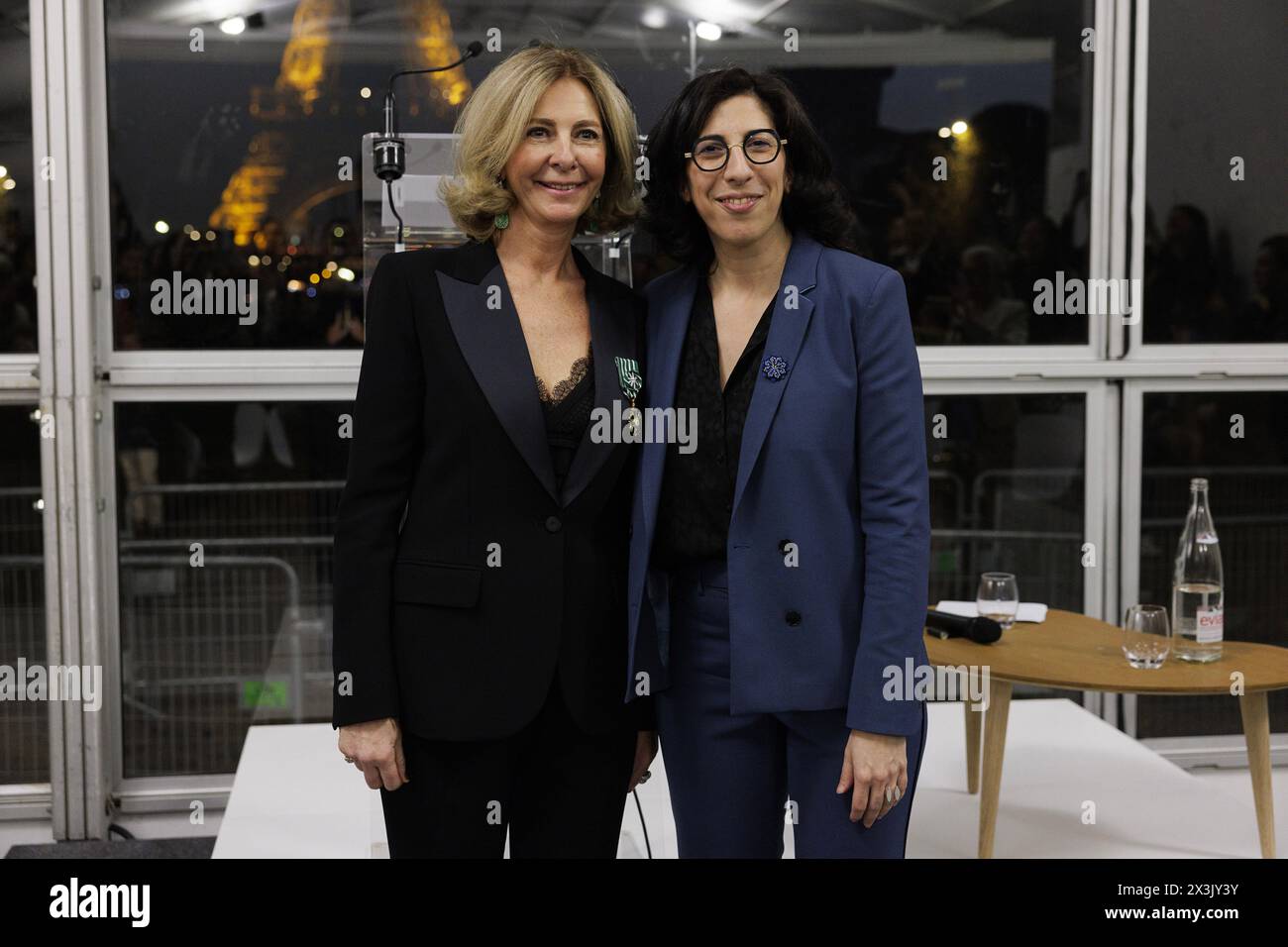 Il ministro francese della Cultura Rima Abdul Malak e il direttore del salone fotografico di Parigi Florence Bourgeois hanno conferito il prestigioso titolo di officier de l’ordre des Arts et des Lettres alla 26a edizione del salone Paris Photo al Grand Palais Ephemere. 09/11/2023 ©Isabella De Maddalena/opale.Photo Foto Stock