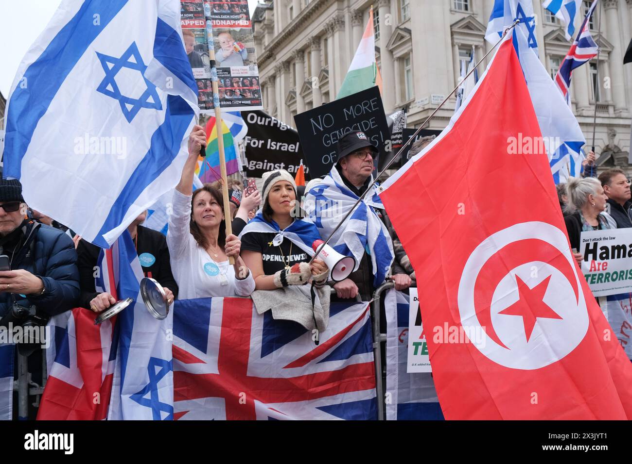 Londra, Regno Unito, 27 aprile 2024. Gli inglesi-israeliani e altri sostenitori hanno organizzato una contro-protesta lungo il percorso della marcia Nazionale per la Palestina questo pomeriggio, chiedendo il rilascio dei restanti ostaggi tenuti prigionieri a Gaza dal 7 ottobre. Credito: Fotografia dell'undicesima ora/Alamy Live News Foto Stock
