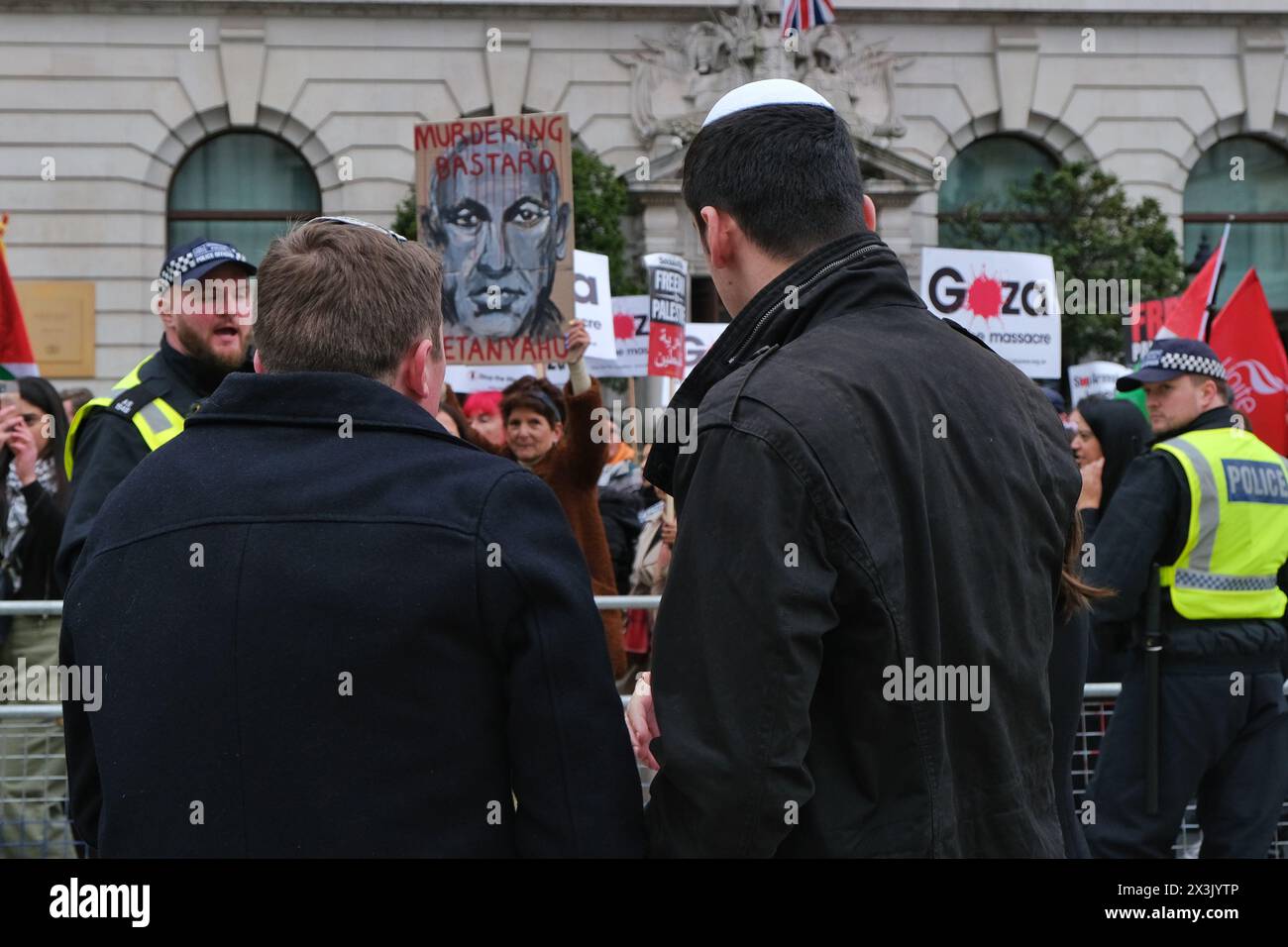 Londra, Regno Unito, 27 aprile 2024. Gli inglesi-israeliani e altri sostenitori hanno organizzato una contro-protesta lungo il percorso della marcia Nazionale per la Palestina questo pomeriggio, chiedendo il rilascio dei restanti ostaggi tenuti prigionieri a Gaza dal 7 ottobre. Credito: Fotografia dell'undicesima ora/Alamy Live News Foto Stock