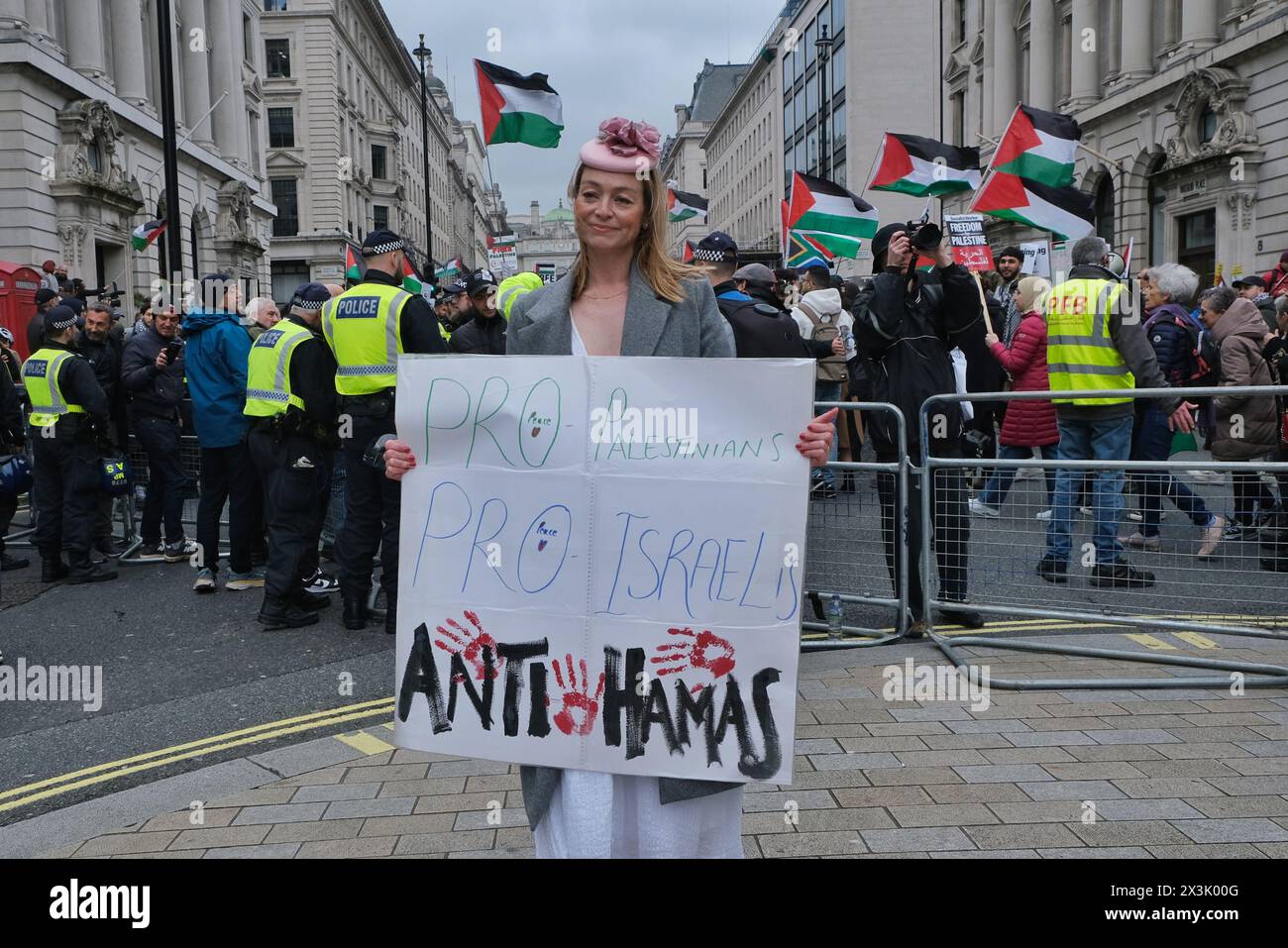 Londra, Regno Unito, 27 aprile 2024. Gli inglesi-israeliani e altri sostenitori hanno organizzato una contro-protesta lungo il percorso della marcia Nazionale per la Palestina questo pomeriggio, chiedendo il rilascio dei restanti ostaggi tenuti prigionieri a Gaza dal 7 ottobre. Credito: Fotografia dell'undicesima ora/Alamy Live News Foto Stock