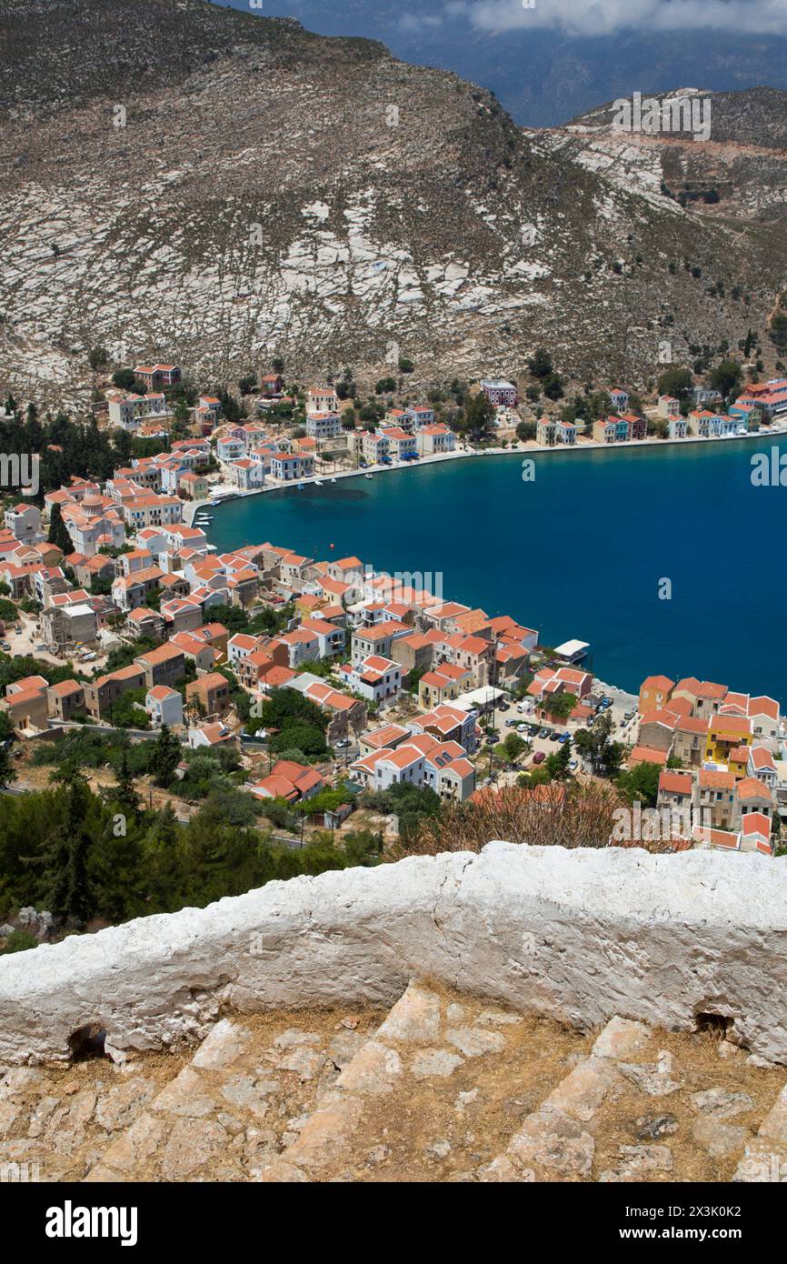 Scalinata (primo piano), Porto di Kastellorizo (sfondo) Isola di Kastellorizo (Megisti), Gruppo Dodecanese, Grecia Foto Stock