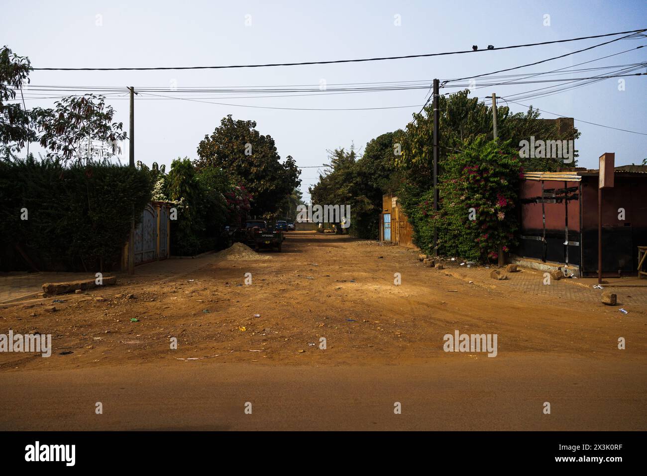 strada sterrata alberata, ouagadougou, burkina faso Foto Stock