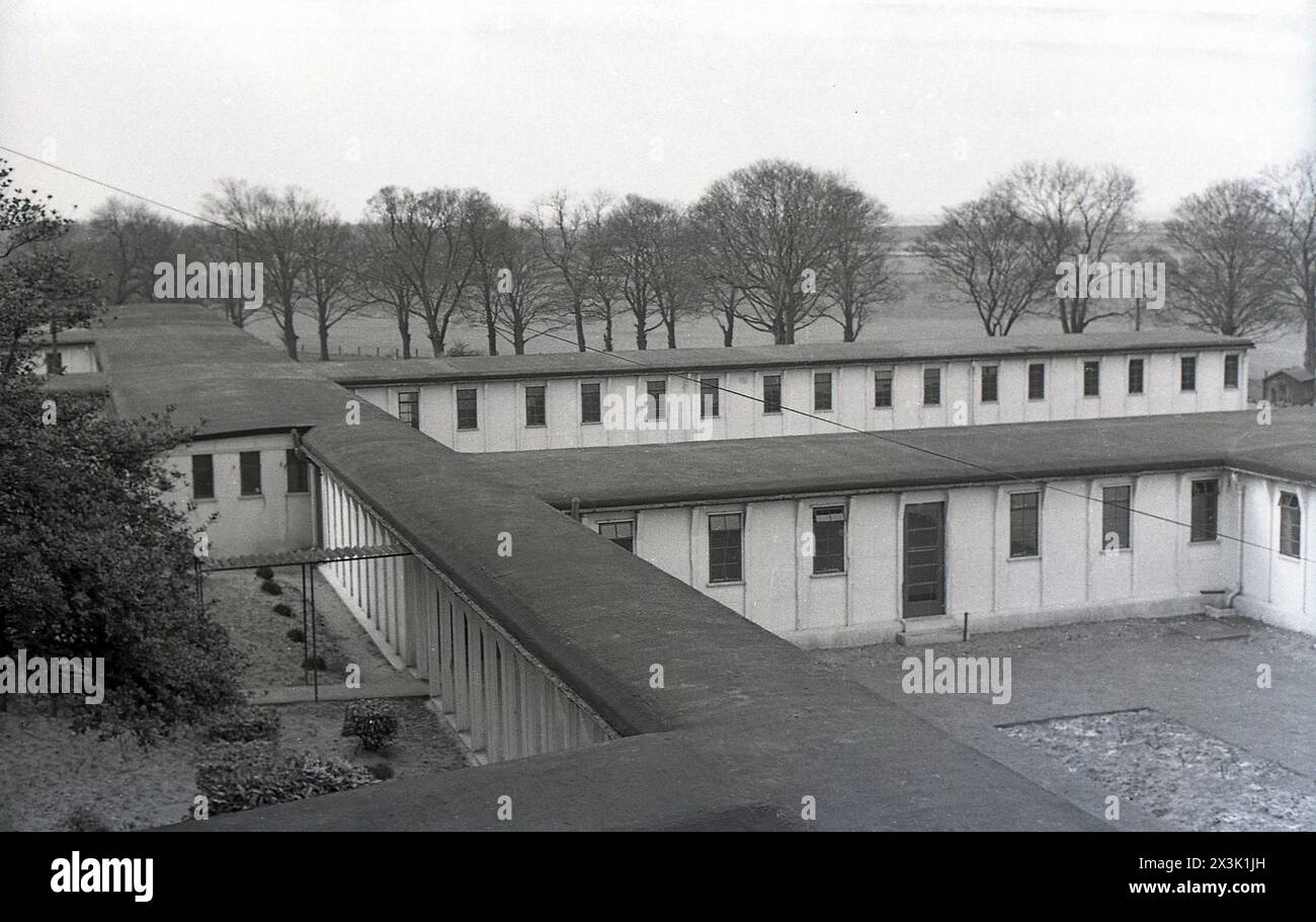 1960, storica base dell'esercito, vista sul tetto piatto, edifici ondulati in metallo a un piano, al Bovington Camp, Dorset, Inghilterra, Regno Unito, la base del Royal Army Nursing Corps della regina Alexandra (Q.A.R.A.N.C). Foto Stock