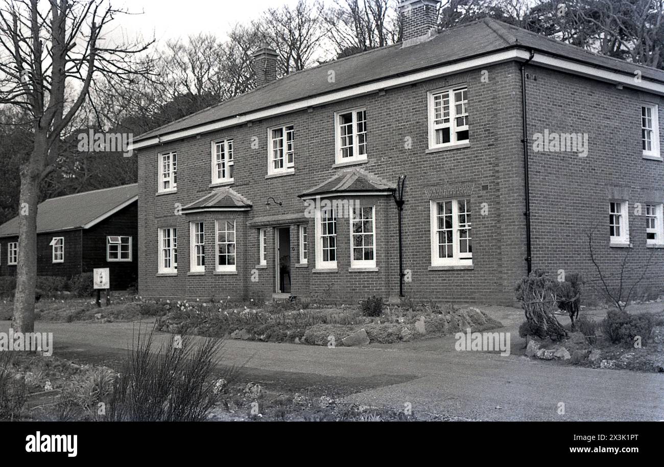 1960, vista storica del Q.A.R.A.N.C (Queen Alexandra's Royal Army Nursing Corps,) Officers Mess, Bovington Camp, Dorset, Inghilterra, Regno Unito. Il servizio fu creato nel 1854 per fornire le cure e le esigenze mediche dell'esercito britannico e dei suoi alleati. Conosciuto originariamente come Army Nursing Service, prima di diventare il Queen Alexandra's Imperial Miltary Nursing Service. Nel 1949, il servizio fu rinominato Queen Alexandra's Royal Army Nursing Corps (QARANC). Foto Stock