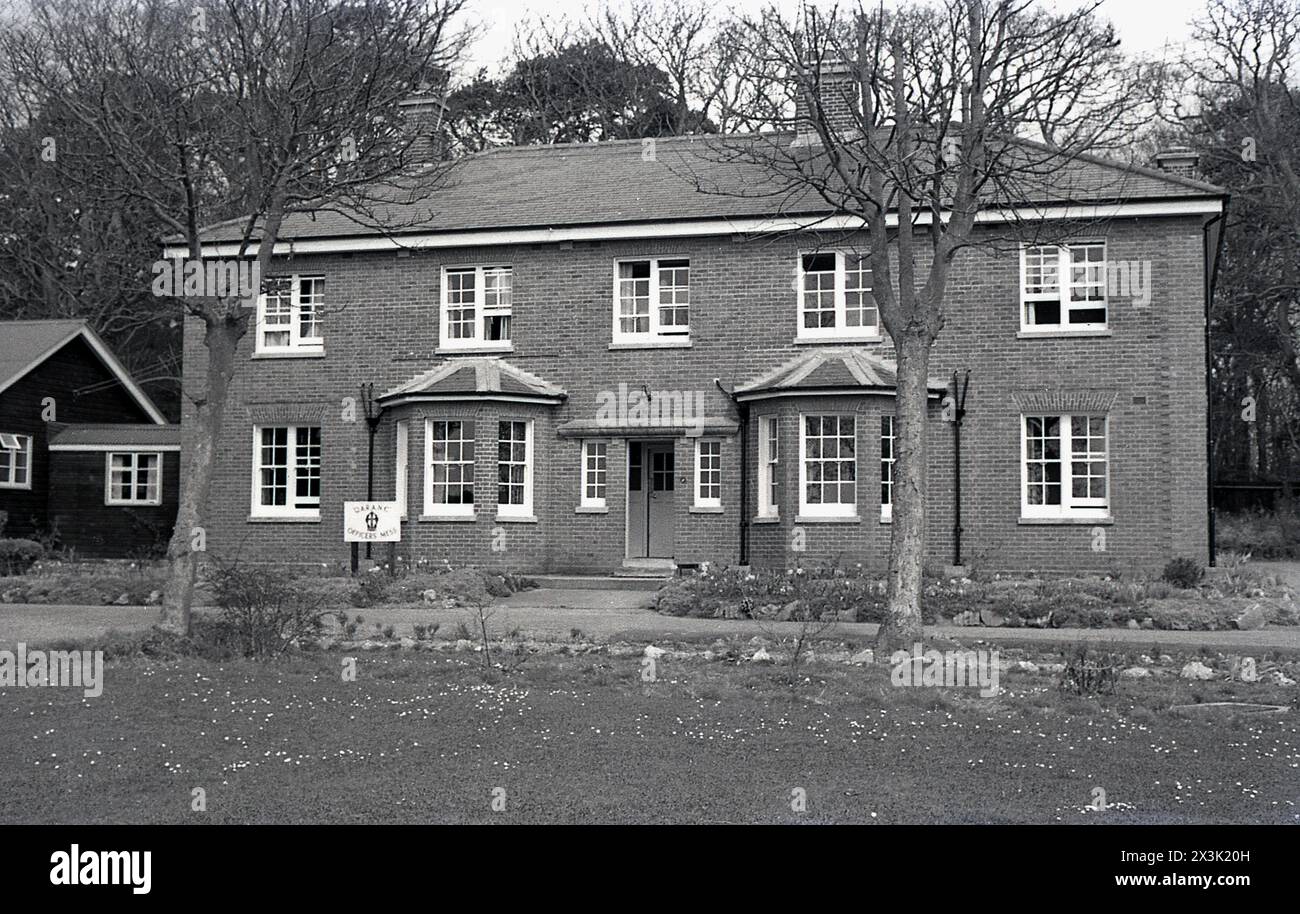 1960, vista storica del Q.A.R.A.N.C (Queen Alexandra's Royal Army Nursing Corps,) Officers Mess, Bovington Camp, Dorset, Inghilterra, Regno Unito. Il servizio fu creato nel 1854 per fornire le cure e le esigenze mediche dell'esercito britannico e dei suoi alleati. Conosciuto originariamente come Army Nursing Service, prima di diventare il Queen Alexandra's Imperial Miltary Nursing Service. Nel 1949, il servizio fu rinominato Queen Alexandra's Royal Army Nursing Corps (QARANC). Foto Stock