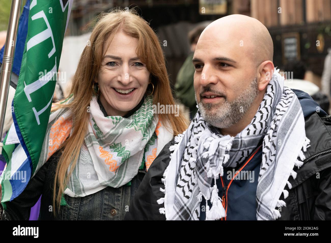 Londra, Regno Unito. 27 aprile 2024. L'eurodeputato irlandese Clare Daly si unisce a centinaia di migliaia di sostenitori palestinesi che marciano attraverso il centro di Londra da Parliament Square a Hyde Park chiedendo un cessate il fuoco e la fine del sostegno del Regno Unito e degli Stati Uniti all'assedio, al bombardamento e all'invasione di Gaza da parte di Israele a seguito di un attacco dei militanti di Hamas. La protesta è stata la tredicesima marcia nazionale contro la guerra di Israele a Gaza, iniziata nell'ottobre 2023 ed è stata descritta dallo studioso dell'Olocausto Raz Segal come un "caso da manuale di genocidio”. Crediti: Ron Fassbender/Alamy Live News Foto Stock