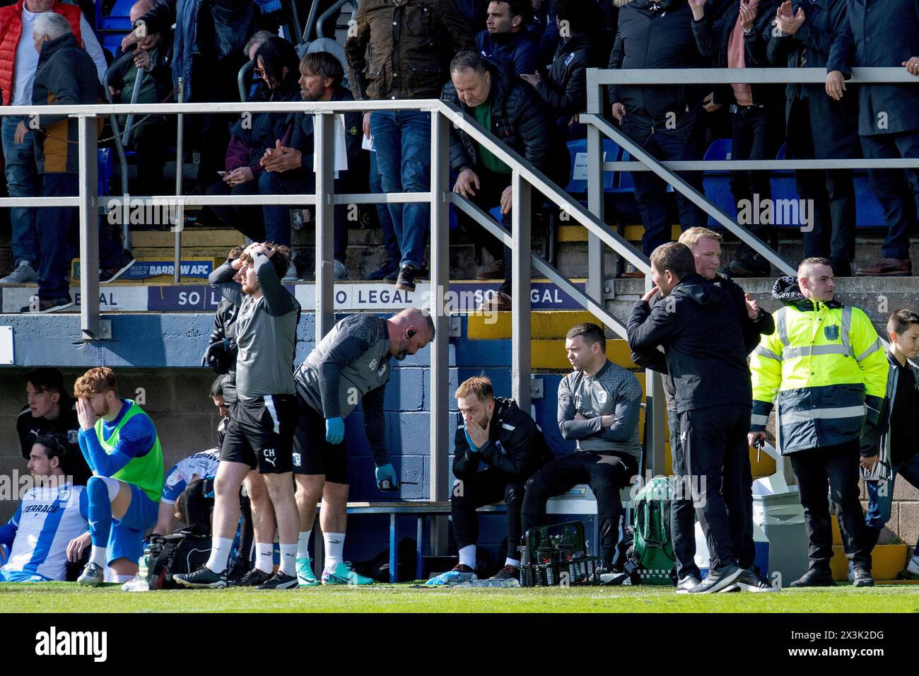 La panchina di Barrow reagisce e il manager di Barrow Pete Wild abbraccia il boss del Mansfield Nigel Clough mentre la sua squadra non riesce a raggiungere i play-off durante la partita di Sky Bet League 2 tra Barrow e Mansfield Town a Holker Street, Barrow-in-Furness, sabato 27 aprile 2024. (Foto: Ian Allington | mi News) crediti: MI News & Sport /Alamy Live News Foto Stock