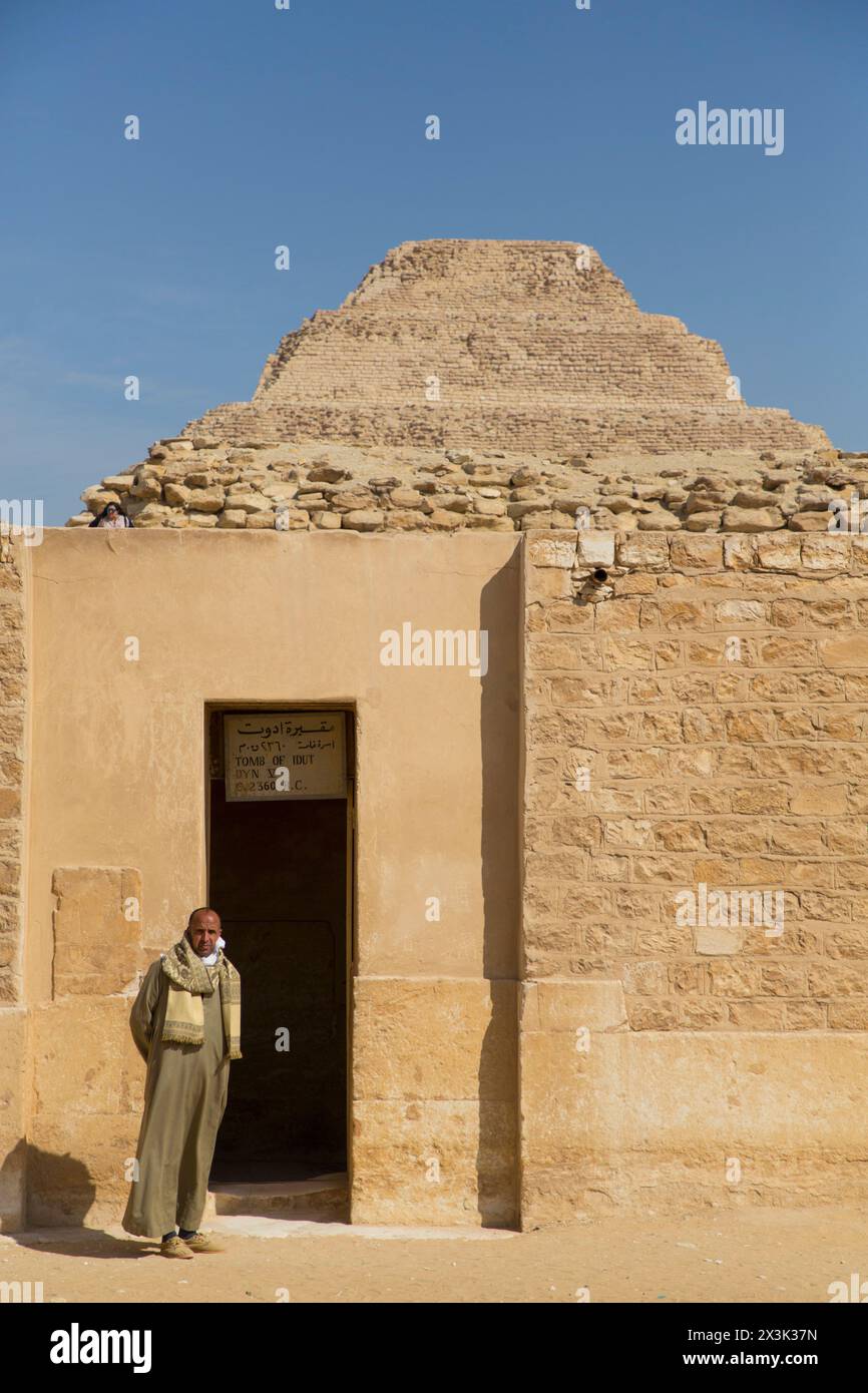 Uomo locale, ingresso, Mastaba di Idut, complesso piramidale a gradoni, sito patrimonio dell'umanità dell'UNESCO, Saqqara, Egitto Foto Stock