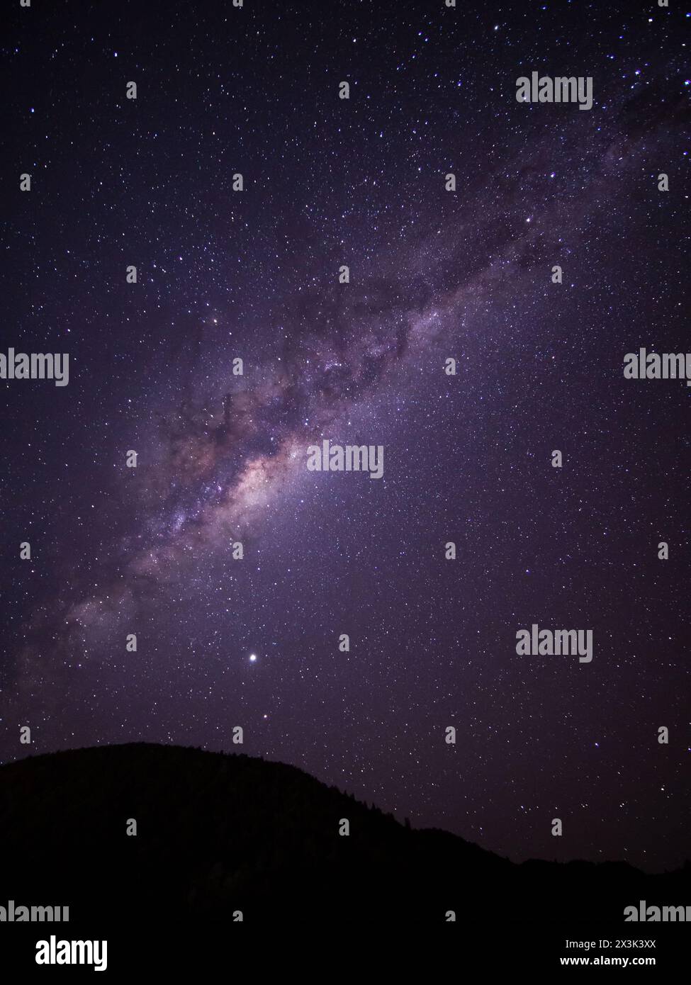 Perduta nella bellezza della notte stellata, mentre la via Lattea riflette le sue meraviglie celesti Foto Stock