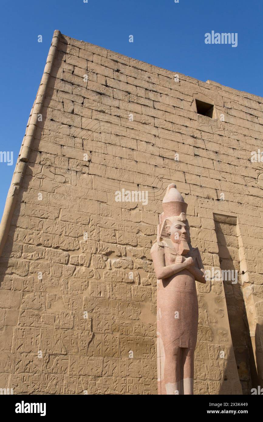 Colosso di Ramses II di fronte a Pylon, Tempio di Luxor, sito patrimonio dell'umanità dell'UNESCO, Luxor, Egitto Foto Stock