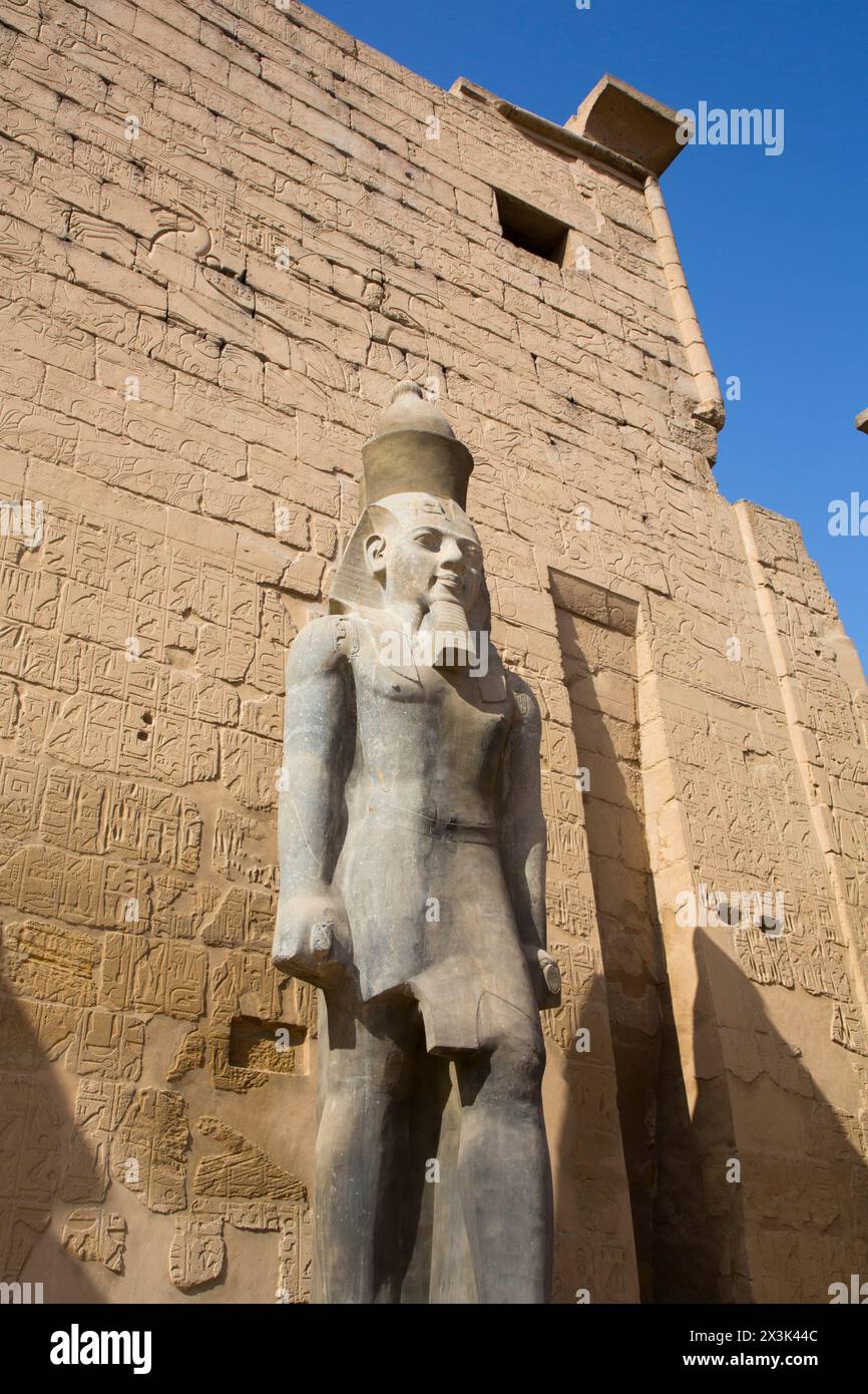 Colosso di Ramses II di fronte a Pylon, Tempio di Luxor, sito patrimonio dell'umanità dell'UNESCO, Luxor, Egitto Foto Stock