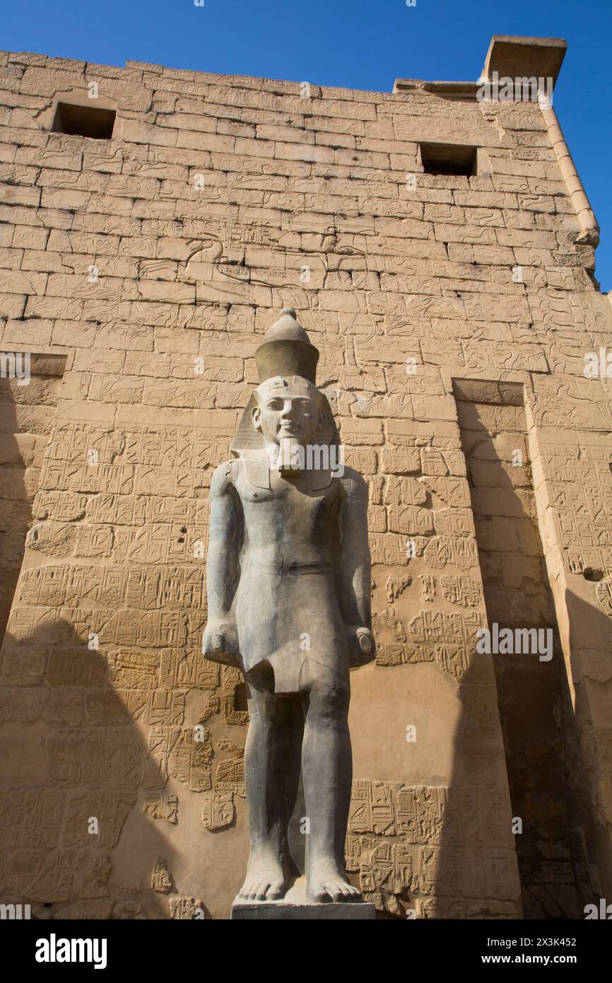 Colosso di Ramses II di fronte a Pylon, Tempio di Luxor, sito patrimonio dell'umanità dell'UNESCO, Luxor, Egitto Foto Stock