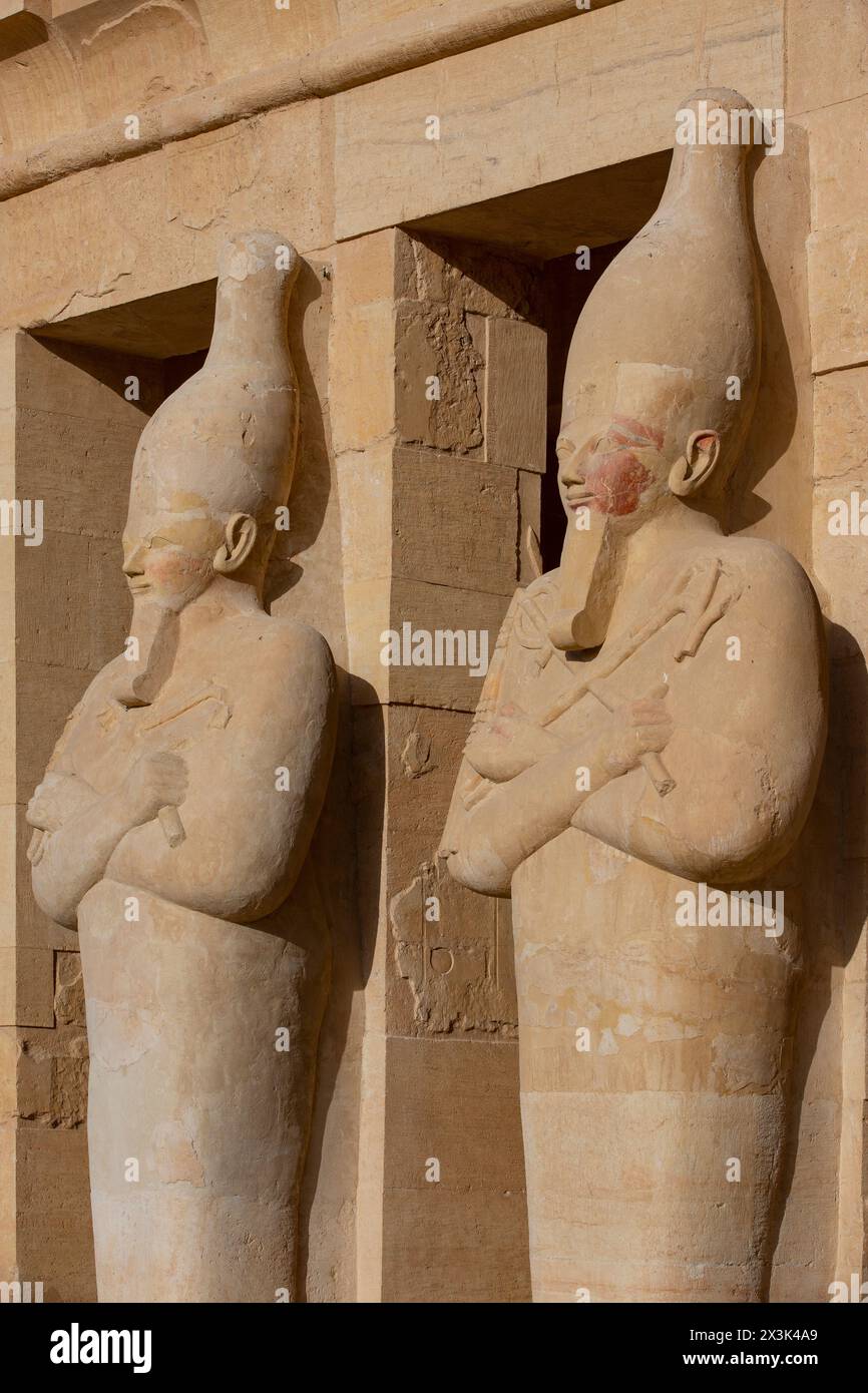 Statue Osiride di Hatshepsut sulla terrazza superiore del tempio mortuario di Hatshepsut a Deir el-Bahari (Governatorato di Luxor), Egitto Foto Stock