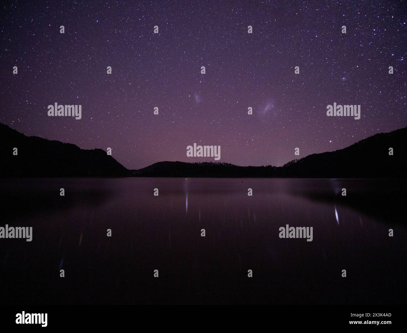 Perduta nella bellezza della notte stellata, mentre la via Lattea riflette le sue meraviglie celesti Foto Stock
