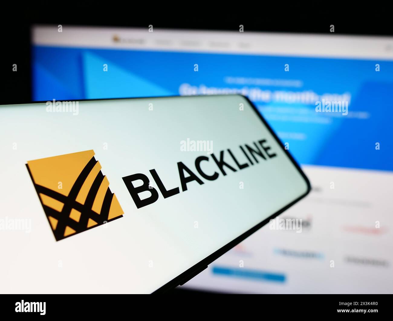 Telefono cellulare con logo della società di software aziendale americana BlackLine Systems Inc. Davanti al sito Web. Mettere a fuoco la parte sinistra del display del telefono. Foto Stock