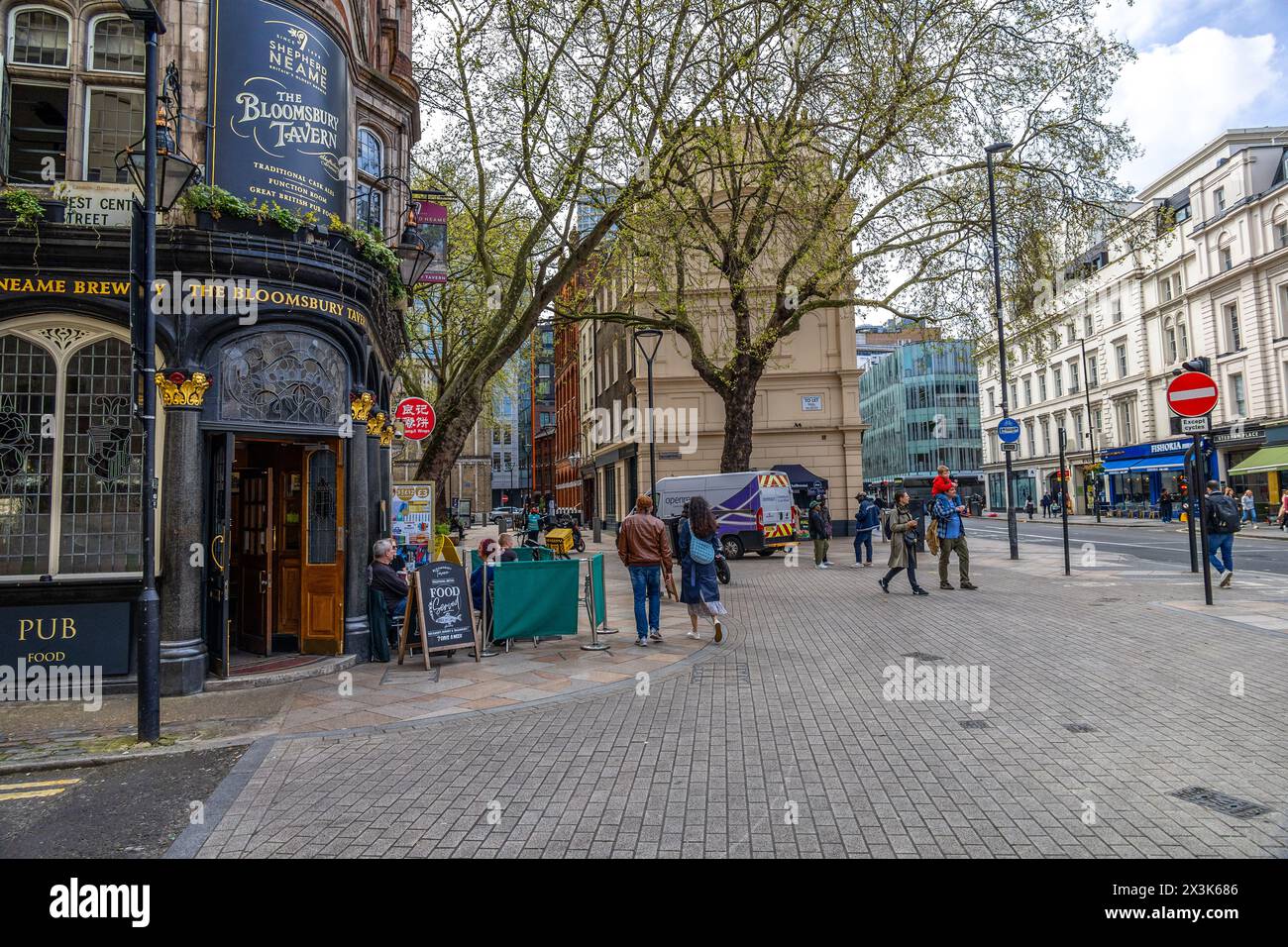 Vivace scena di strada londinese con la Bloomsbury Tavern. Foto Stock