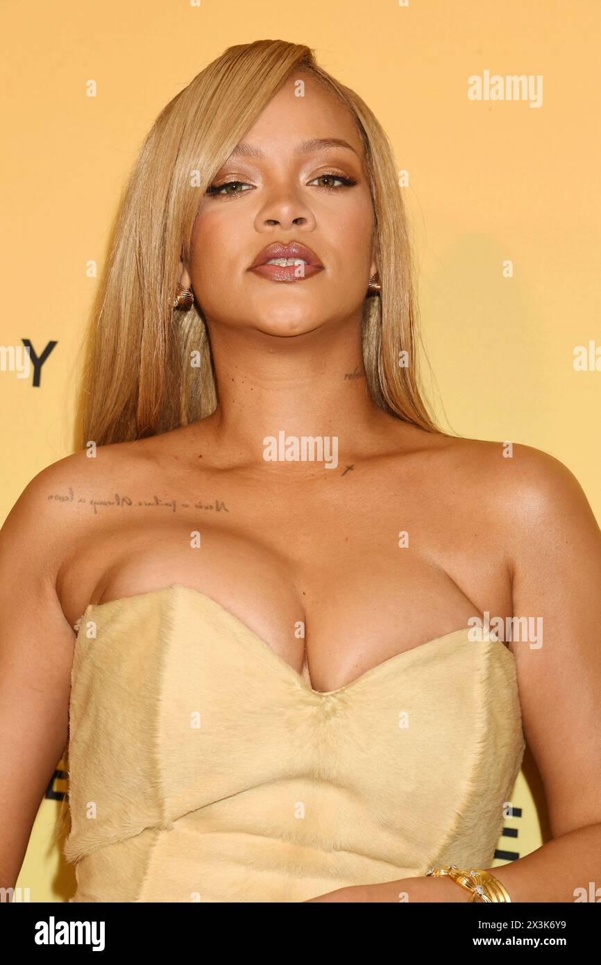 LOS ANGELES, CALIFORNIA - APRILE 26: Rihanna partecipa al suo coinvolgente evento di bellezza in onore del lancio del nuovo prodotto di Fenty Beauty, Soft'lit Naturally Lu Foto Stock