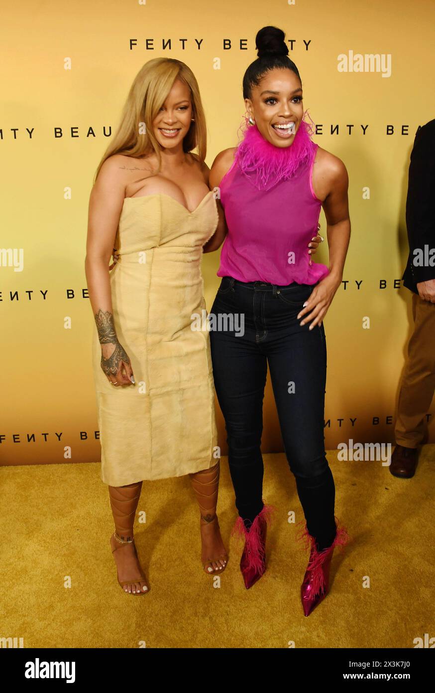 LOS ANGELES, CALIFORNIA - APRILE 26: (L-R) Rihanna e Francesca Amiker partecipano all'evento di bellezza immersiva di Rihanna in onore del nuovo profarmaco di Fenty Beauty Foto Stock