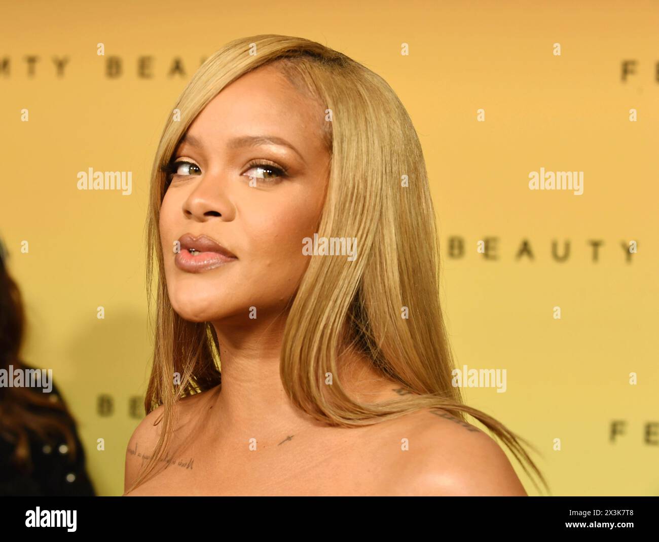LOS ANGELES, CALIFORNIA - APRILE 26: Rihanna partecipa al suo coinvolgente evento di bellezza in onore del lancio del nuovo prodotto di Fenty Beauty, Soft'lit Naturally Lu Foto Stock